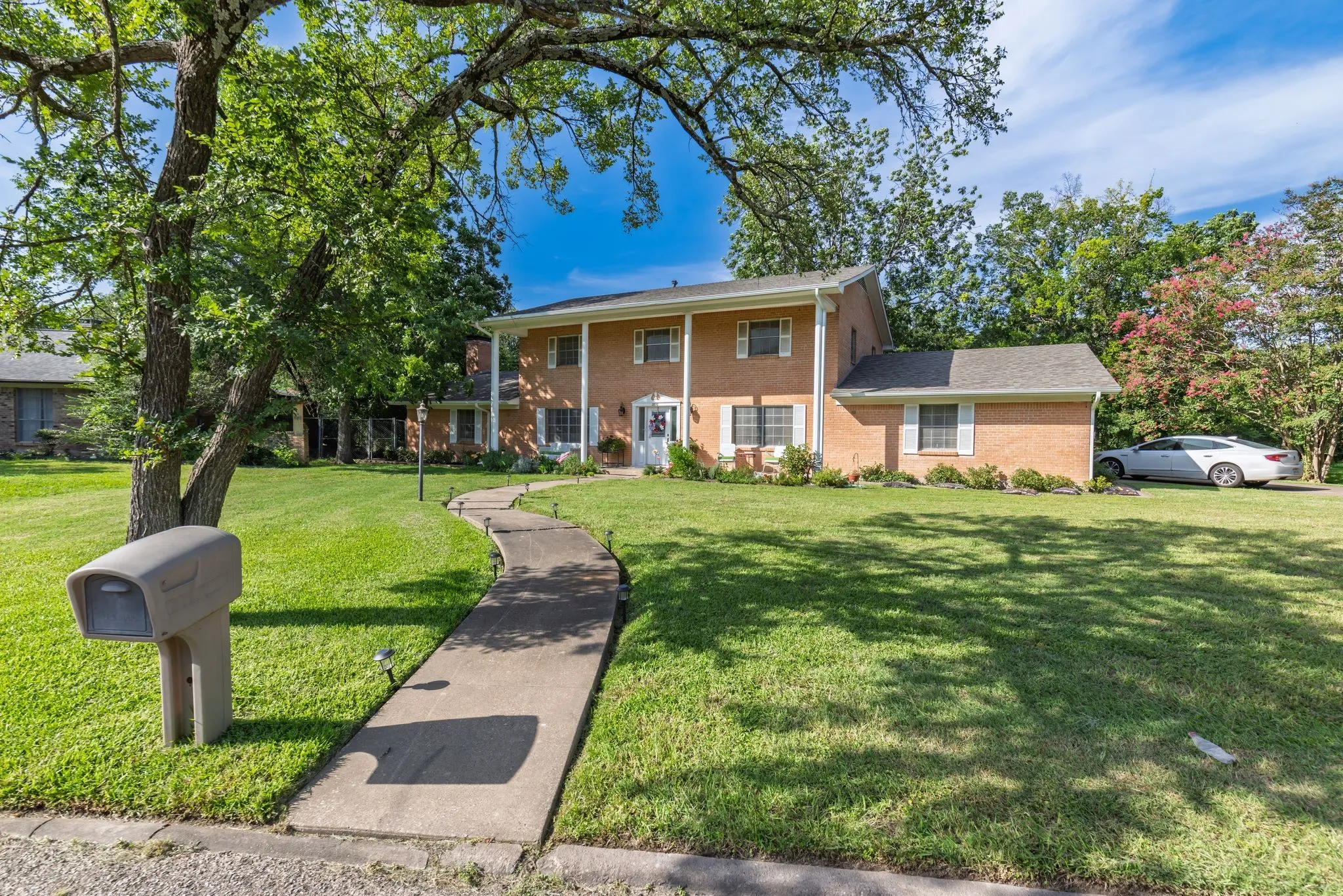 Single Family Residence For Sale in Hunt County , 2810 Tanglewood Drive, Commerce, Texas 75428, 4 Bedroom, 3 Bathroom, 2 Garage spaces, 3,131 Sqft, built in 1967, mls#21315446, Real Estate Agent in Commerce, Homes For Sale in Hunt county, Homes For Sale in Commerce, Realtor in Commerce Texas, Real Estate Brokerage Independent Realty Texas, Luminita Cordes Realtor