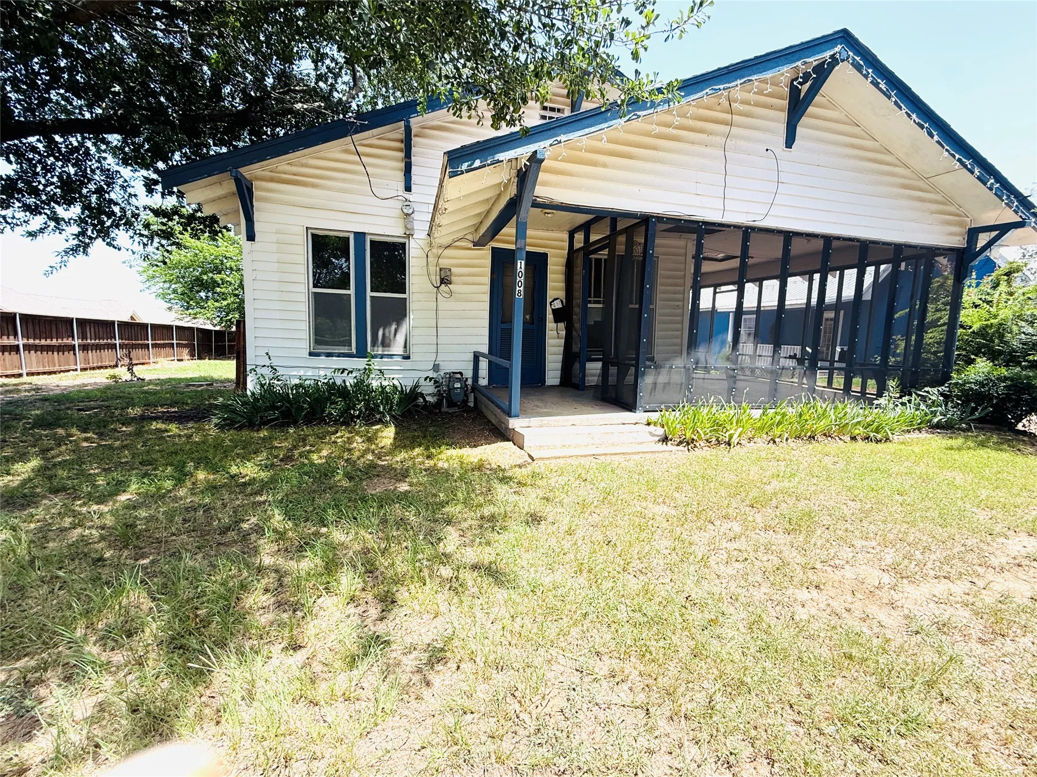 Single Family Residence For Sale in Hopkins County , 1008 Church, Sulphur Springs, Texas 75482, 3 Bedroom, 1 Bathroom, Garage spaces, 1,283 Sqft, built in 1935, Price $89,900, mls#21316366, Real Estate Agent in Sulphur Springs, Homes For Sale in Hopkins county, Homes For Sale in Sulphur Springs, Realtor in Sulphur Springs Texas, Real Estate Brokerage Independent Realty Texas, Luminita Cordes Realtor