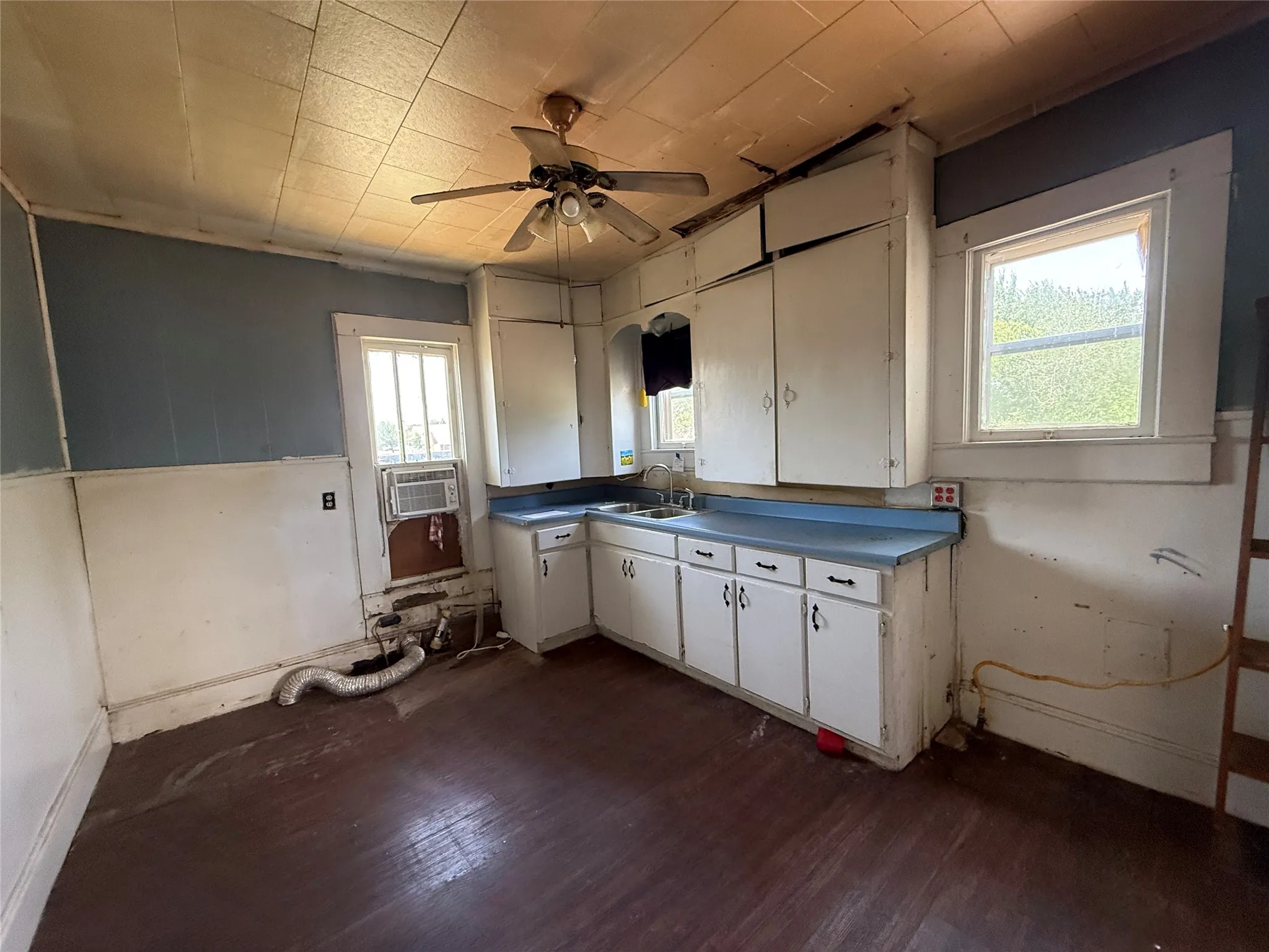 Single Family Residence For Sale in Hopkins County , 1008 Church, Sulphur Springs, Texas 75482, 3 Bedroom, 1 Bathroom, Garage spaces, 1,283 Sqft, built in 1935, Price $89,900, mls#21316366, Real Estate Agent in Sulphur Springs, Homes For Sale in Hopkins county, Homes For Sale in Sulphur Springs, Realtor in Sulphur Springs Texas, Real Estate Brokerage Independent Realty Texas, Luminita Cordes Realtor