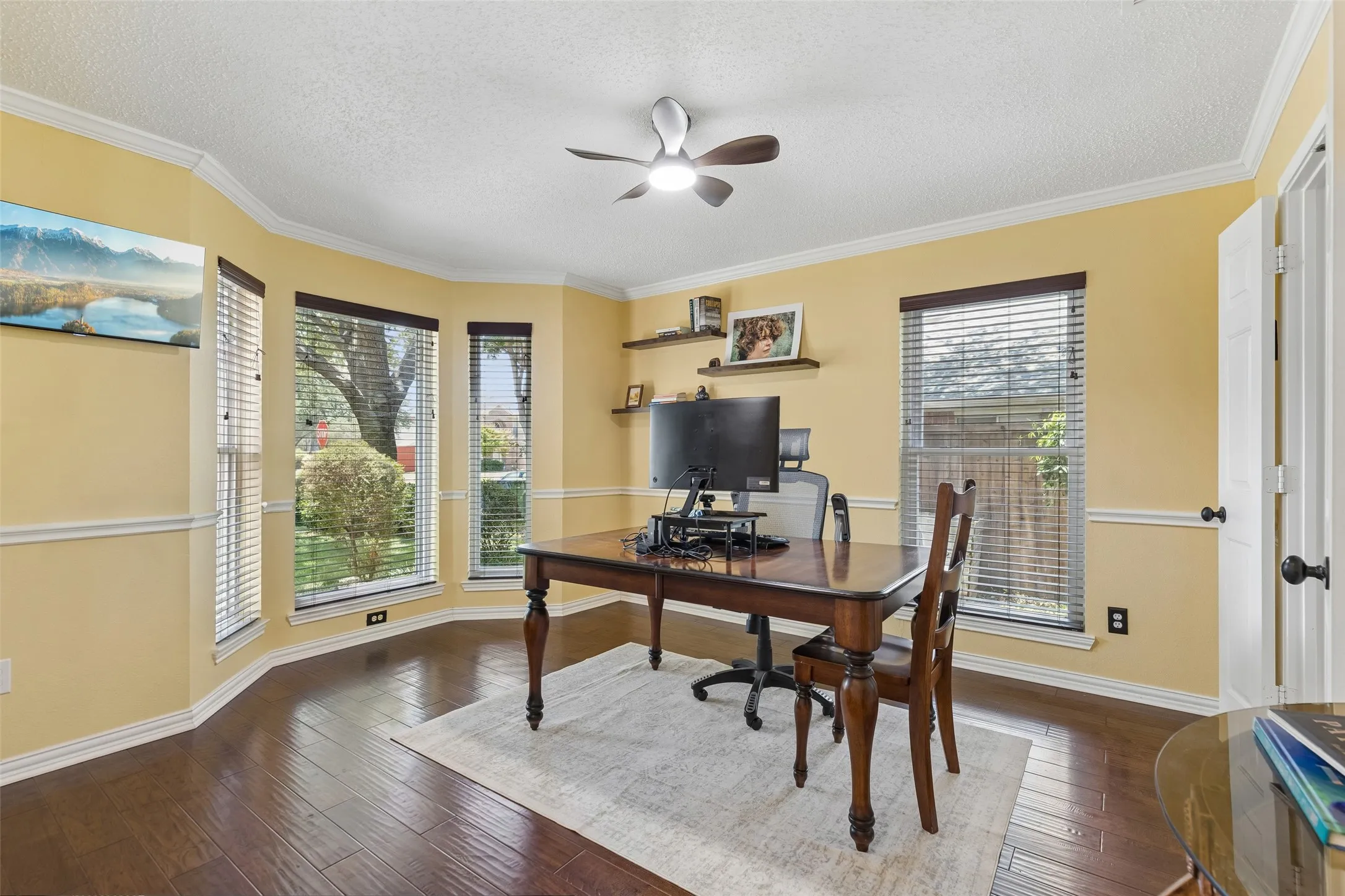 Single Family Residence For Sale in Denton County , 933 Golden Grove Drive, Lewisville, Texas 75067, 3 Bedroom, 3 Bathroom, 2 Garage spaces, 2,041 Sqft, built in 1992, mls#21315200, Real Estate Agent in Lewisville, Homes For Sale in Denton county, Homes For Sale in Lewisville, Realtor in Lewisville Texas, Real Estate Brokerage Independent Realty Texas, Luminita Cordes Realtor