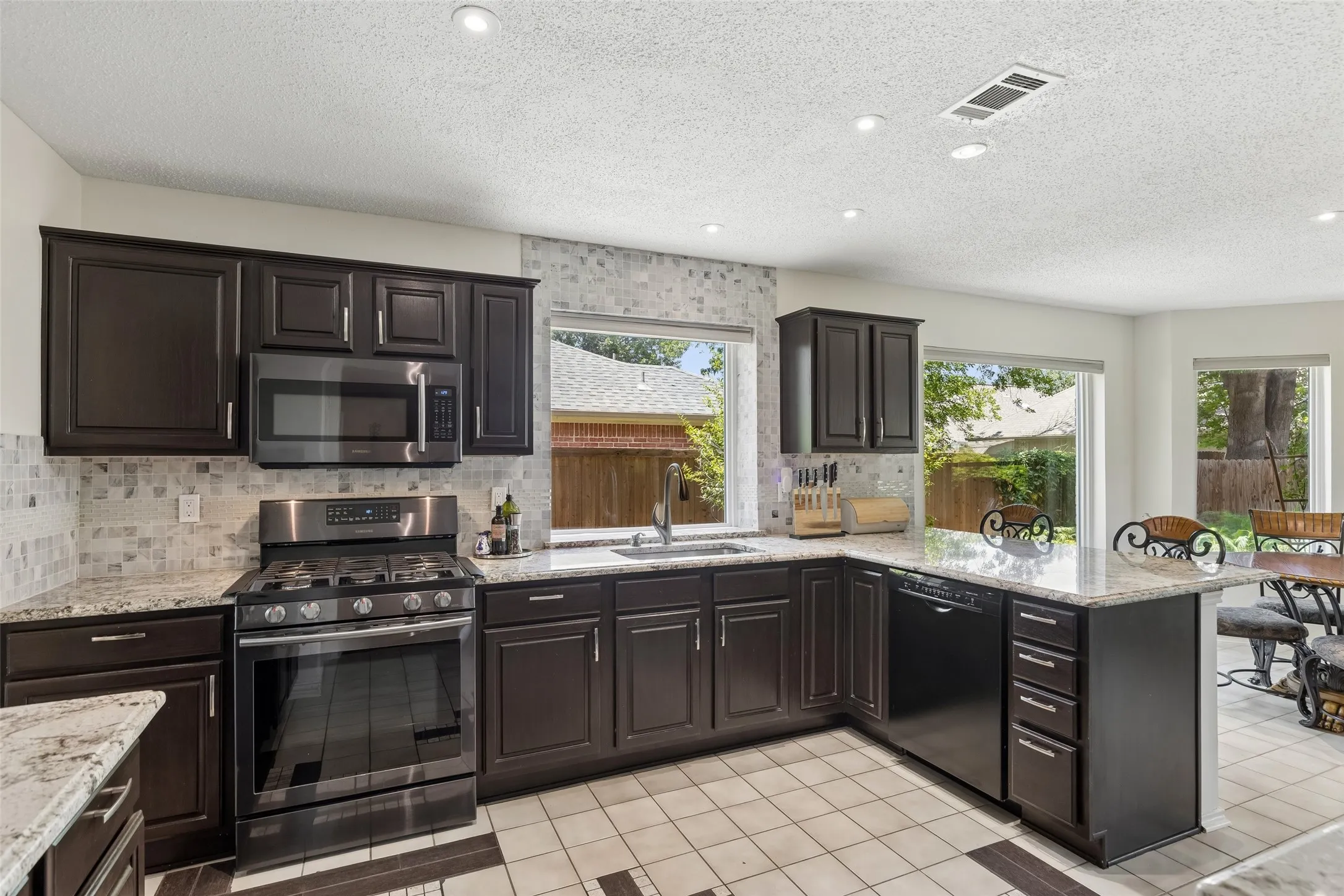 Single Family Residence For Sale in Denton County , 933 Golden Grove Drive, Lewisville, Texas 75067, 3 Bedroom, 3 Bathroom, 2 Garage spaces, 2,041 Sqft, built in 1992, mls#21315200, Real Estate Agent in Lewisville, Homes For Sale in Denton county, Homes For Sale in Lewisville, Realtor in Lewisville Texas, Real Estate Brokerage Independent Realty Texas, Luminita Cordes Realtor