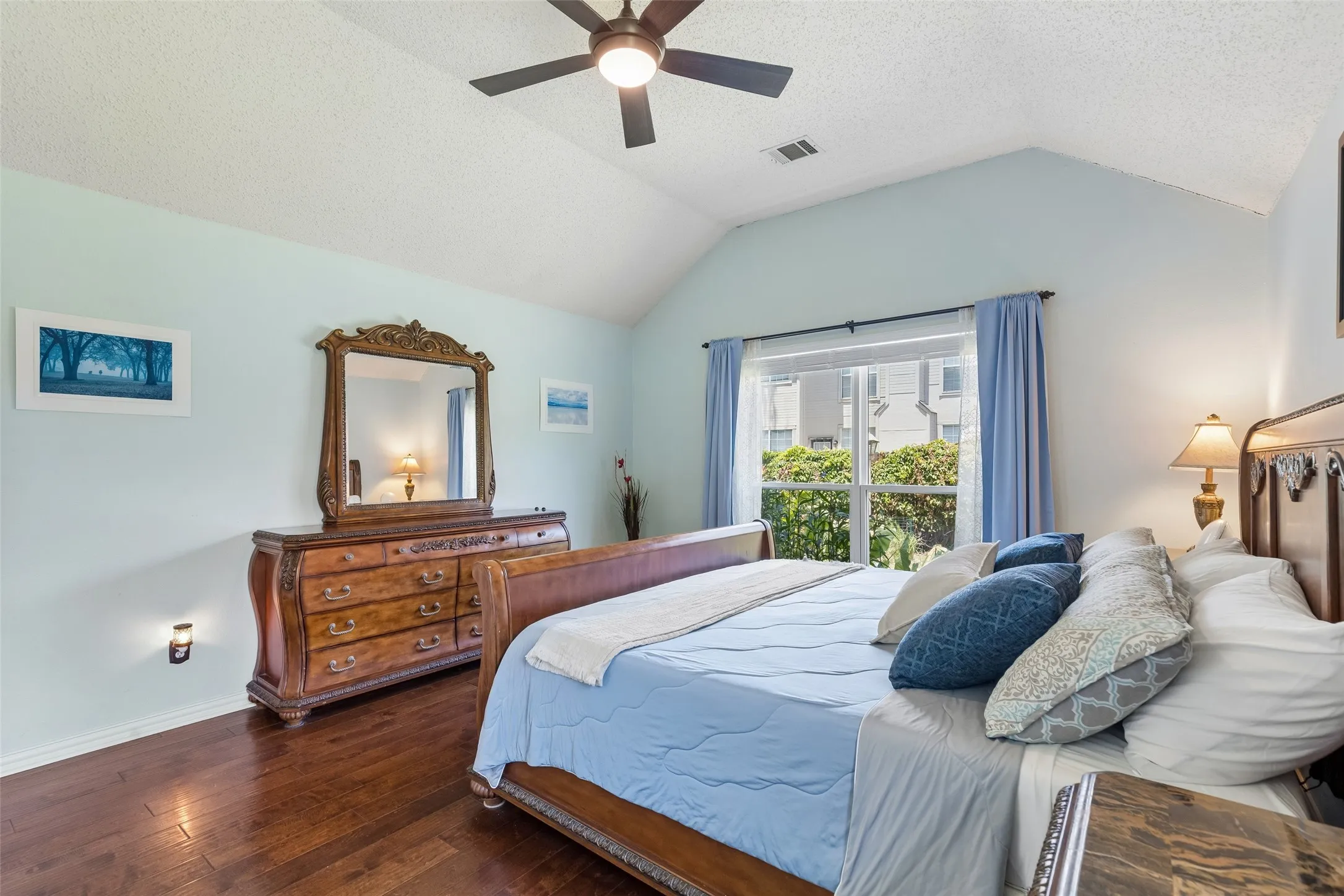Single Family Residence For Sale in Denton County , 933 Golden Grove Drive, Lewisville, Texas 75067, 3 Bedroom, 3 Bathroom, 2 Garage spaces, 2,041 Sqft, built in 1992, mls#21315200, Real Estate Agent in Lewisville, Homes For Sale in Denton county, Homes For Sale in Lewisville, Realtor in Lewisville Texas, Real Estate Brokerage Independent Realty Texas, Luminita Cordes Realtor
