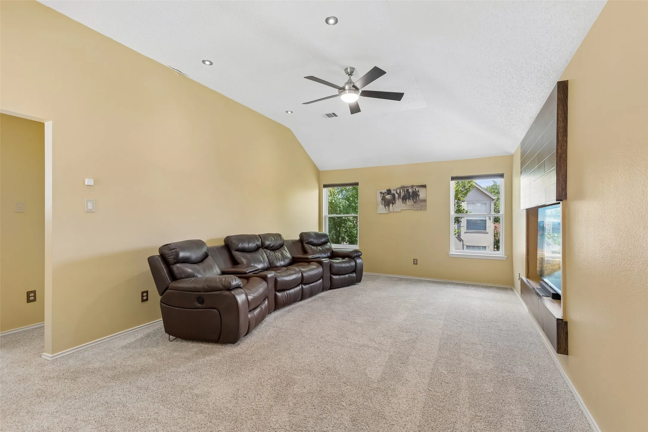 Single Family Residence For Sale in Denton County , 933 Golden Grove Drive, Lewisville, Texas 75067, 3 Bedroom, 3 Bathroom, 2 Garage spaces, 2,041 Sqft, built in 1992, mls#21315200, Real Estate Agent in Lewisville, Homes For Sale in Denton county, Homes For Sale in Lewisville, Realtor in Lewisville Texas, Real Estate Brokerage Independent Realty Texas, Luminita Cordes Realtor