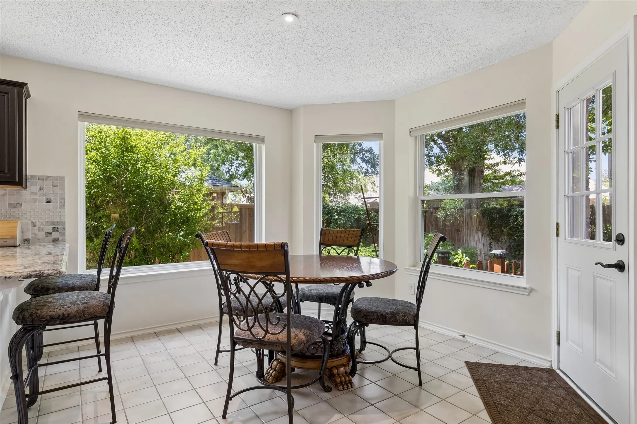 Single Family Residence For Sale in Denton County , 933 Golden Grove Drive, Lewisville, Texas 75067, 3 Bedroom, 3 Bathroom, 2 Garage spaces, 2,041 Sqft, built in 1992, mls#21315200, Real Estate Agent in Lewisville, Homes For Sale in Denton county, Homes For Sale in Lewisville, Realtor in Lewisville Texas, Real Estate Brokerage Independent Realty Texas, Luminita Cordes Realtor