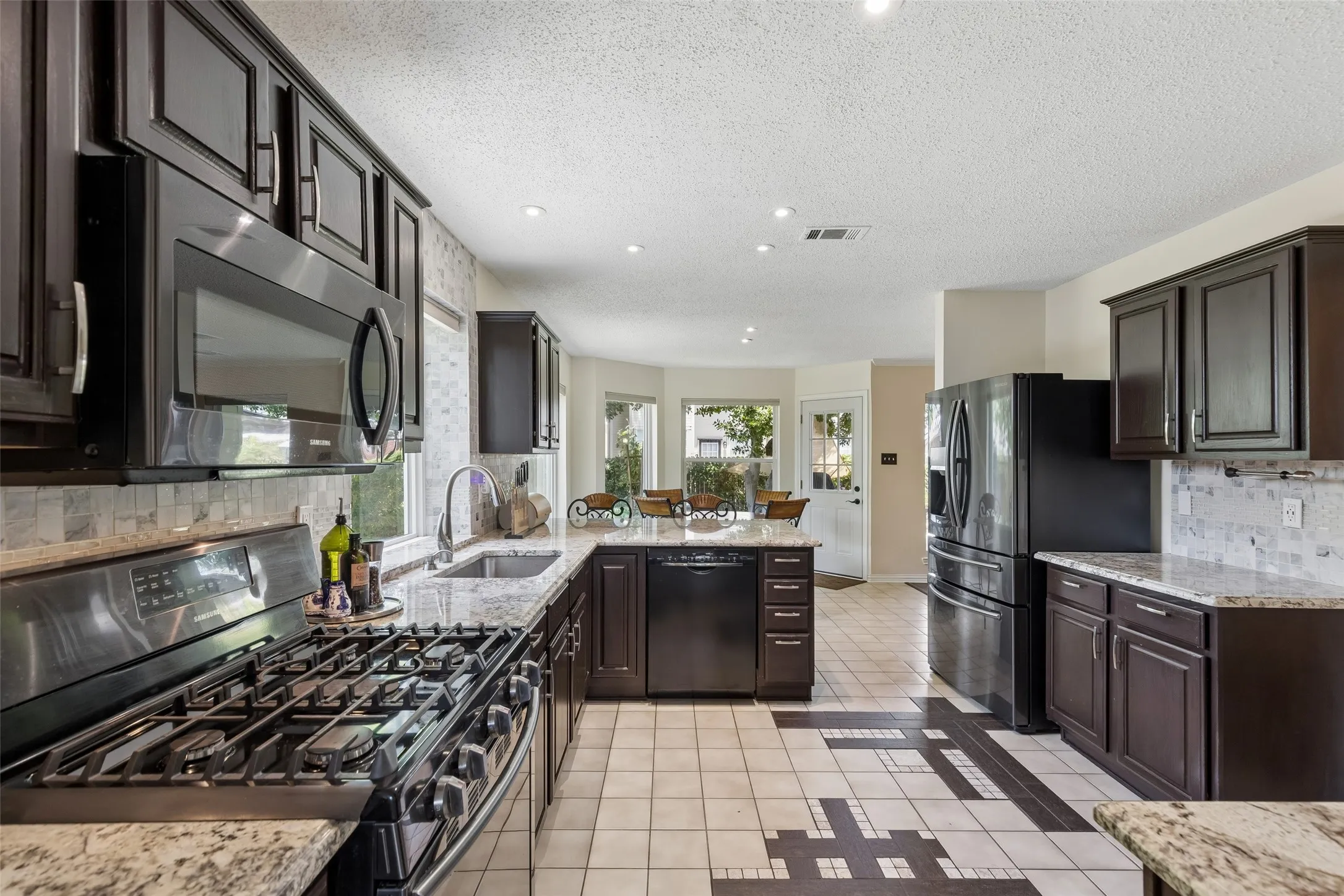 Single Family Residence For Sale in Denton County , 933 Golden Grove Drive, Lewisville, Texas 75067, 3 Bedroom, 3 Bathroom, 2 Garage spaces, 2,041 Sqft, built in 1992, mls#21315200, Real Estate Agent in Lewisville, Homes For Sale in Denton county, Homes For Sale in Lewisville, Realtor in Lewisville Texas, Real Estate Brokerage Independent Realty Texas, Luminita Cordes Realtor
