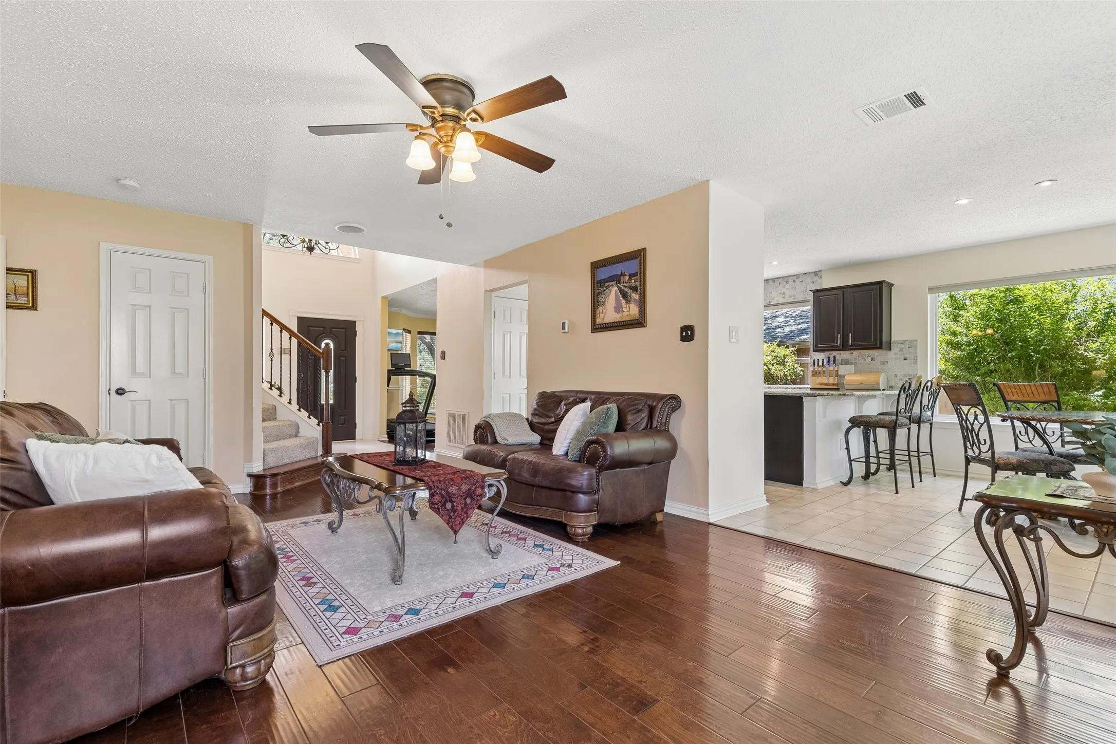 Single Family Residence For Sale in Denton County , 933 Golden Grove Drive, Lewisville, Texas 75067, 3 Bedroom, 3 Bathroom, 2 Garage spaces, 2,041 Sqft, built in 1992, mls#21315200, Real Estate Agent in Lewisville, Homes For Sale in Denton county, Homes For Sale in Lewisville, Realtor in Lewisville Texas, Real Estate Brokerage Independent Realty Texas, Luminita Cordes Realtor