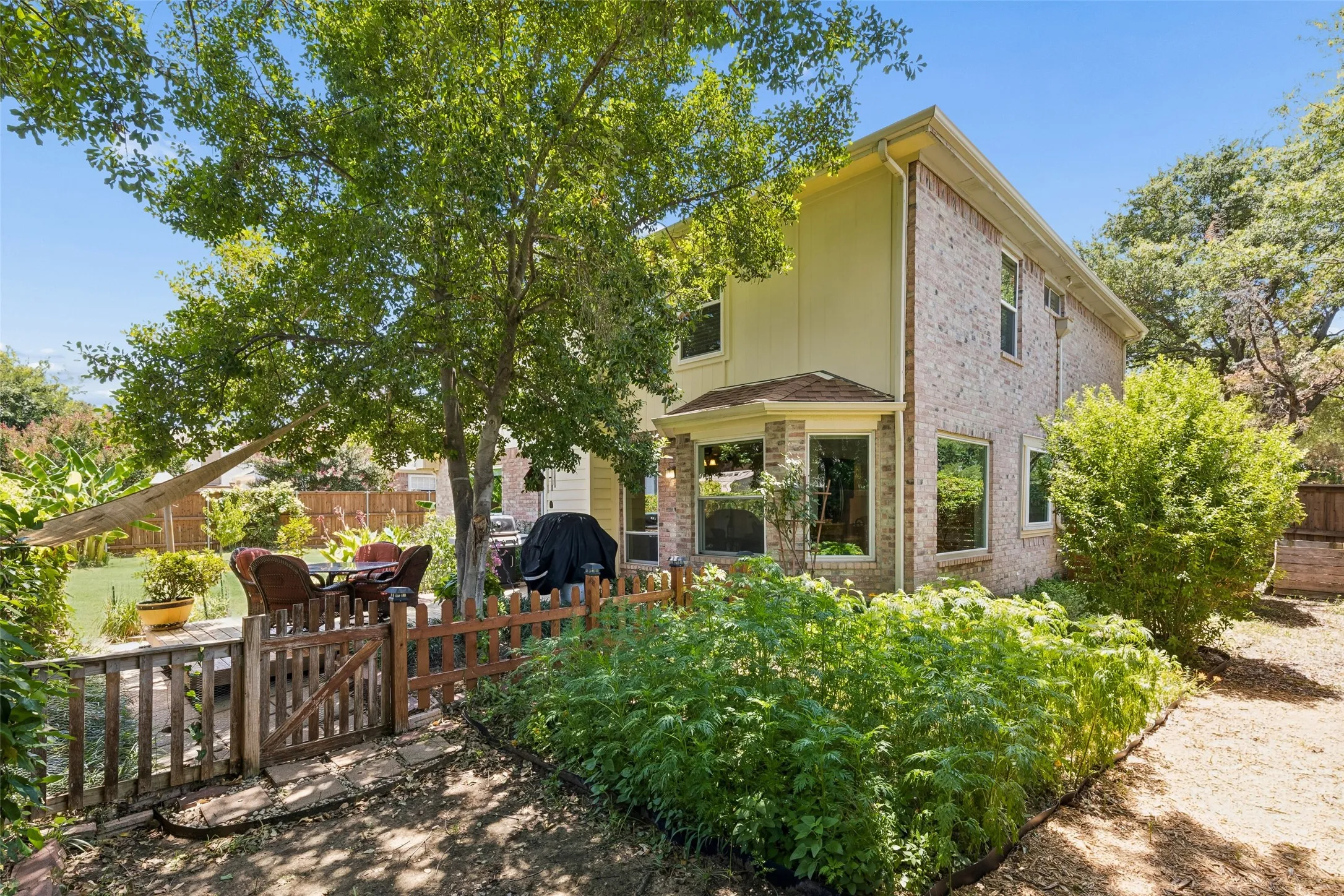 Single Family Residence For Sale in Denton County , 933 Golden Grove Drive, Lewisville, Texas 75067, 3 Bedroom, 3 Bathroom, 2 Garage spaces, 2,041 Sqft, built in 1992, mls#21315200, Real Estate Agent in Lewisville, Homes For Sale in Denton county, Homes For Sale in Lewisville, Realtor in Lewisville Texas, Real Estate Brokerage Independent Realty Texas, Luminita Cordes Realtor