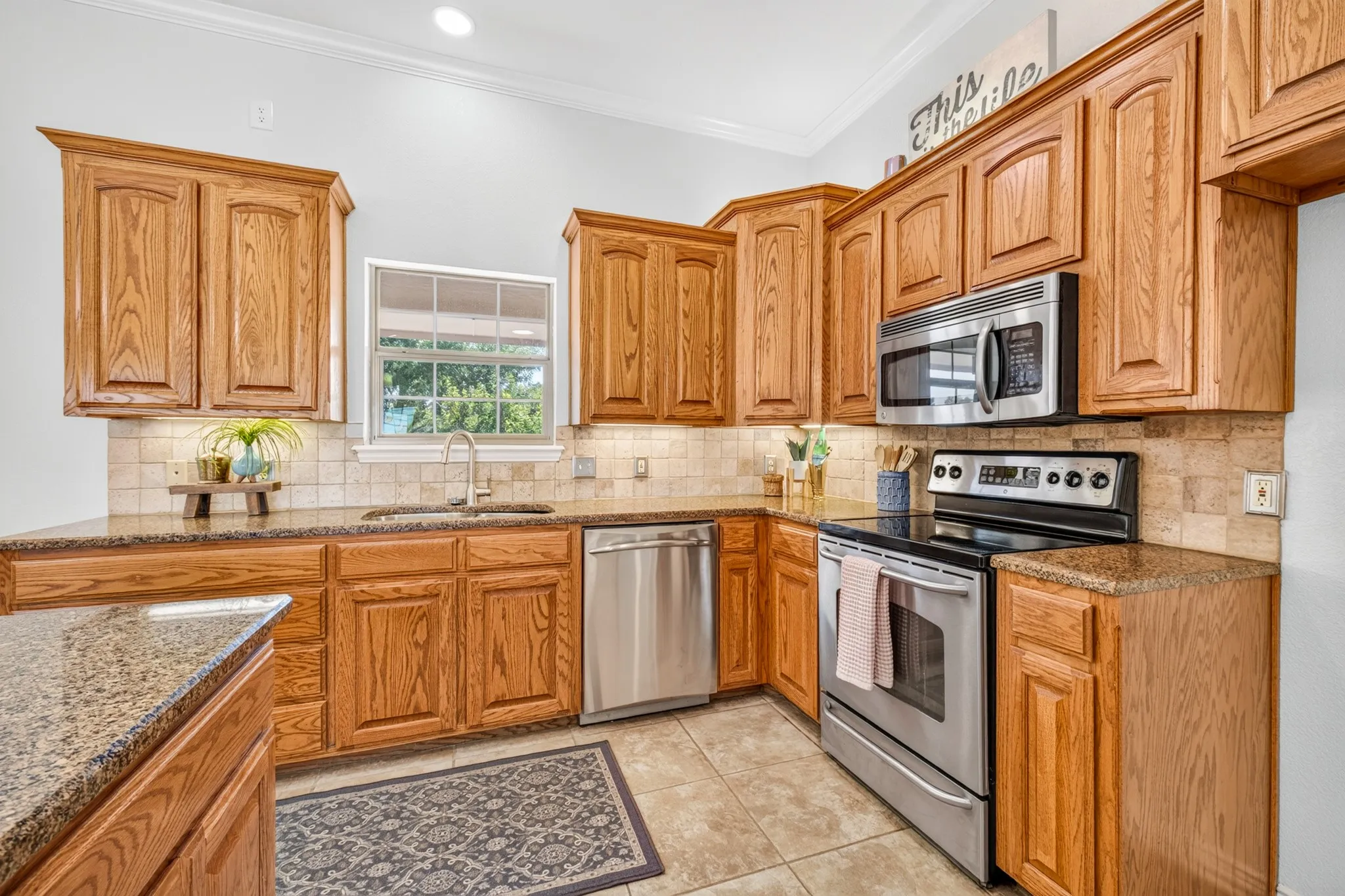 Single Family Residence For Sale in Taylor County , 101 Dollar Bill Drive, Abilene, Texas 79602, 3 Bedroom, 2 Bathroom, 2 Garage spaces, 1,796 Sqft, built in 2007, mls#21315809, Real Estate Agent in Abilene, Homes For Sale in Taylor county, Homes For Sale in Abilene, Realtor in Abilene Texas, Real Estate Brokerage Independent Realty Texas, Luminita Cordes Realtor