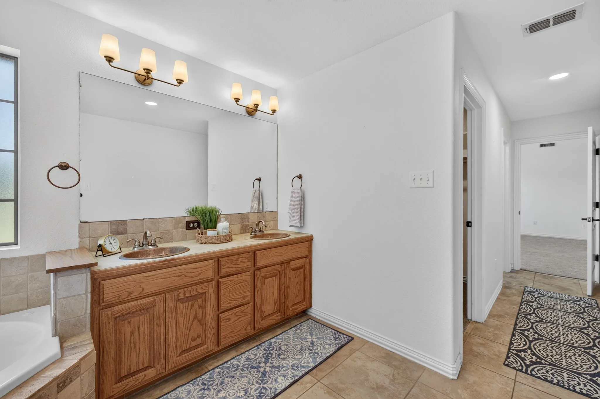 Single Family Residence For Sale in Taylor County , 101 Dollar Bill Drive, Abilene, Texas 79602, 3 Bedroom, 2 Bathroom, 2 Garage spaces, 1,796 Sqft, built in 2007, mls#21315809, Real Estate Agent in Abilene, Homes For Sale in Taylor county, Homes For Sale in Abilene, Realtor in Abilene Texas, Real Estate Brokerage Independent Realty Texas, Luminita Cordes Realtor