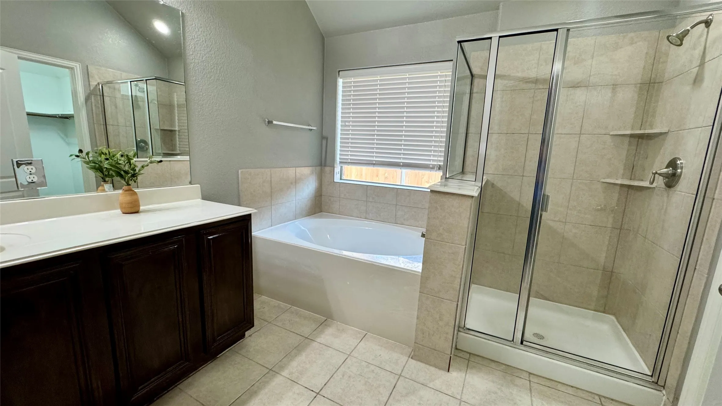 Single Family Residence For Sale in Dallas County , 6440 Parkstone Way, Dallas, Texas 75249, 3 Bedroom, 2 Bathroom, 2 Garage spaces, 1,791 Sqft, built in 2012, mls#21314608, Real Estate Agent in Dallas, Homes For Sale in Dallas county, Homes For Sale in Dallas, Realtor in Dallas Texas, Real Estate Brokerage Independent Realty Texas, Luminita Cordes Realtor