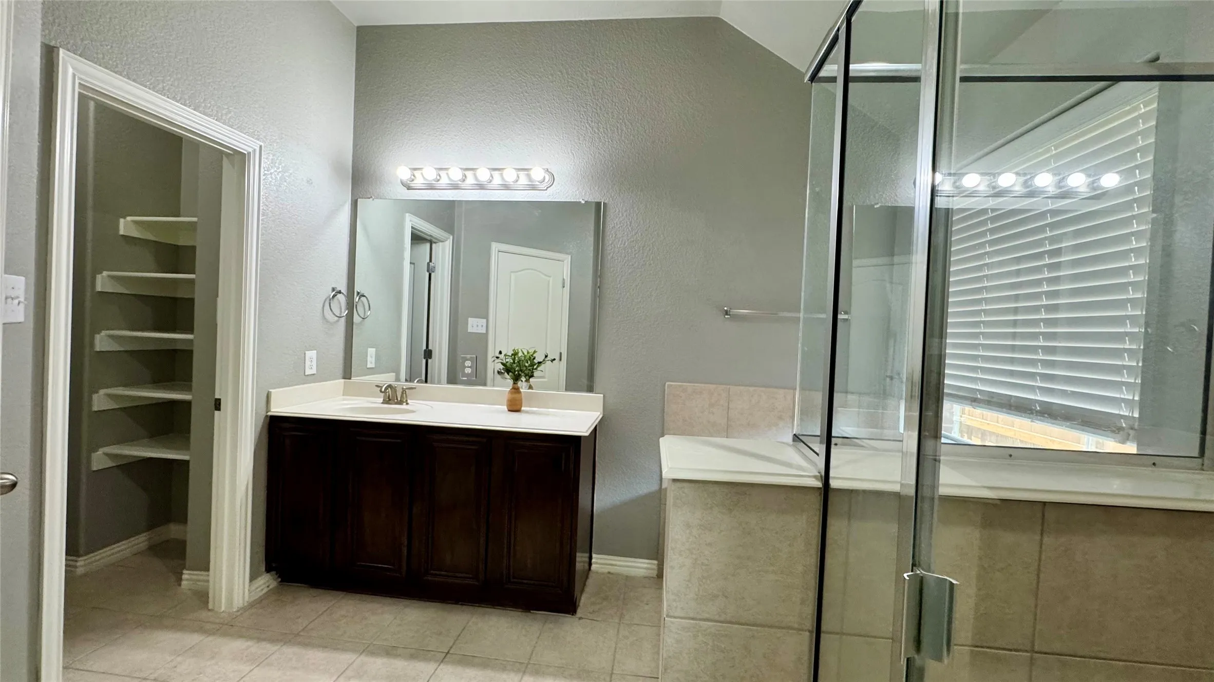 Single Family Residence For Sale in Dallas County , 6440 Parkstone Way, Dallas, Texas 75249, 3 Bedroom, 2 Bathroom, 2 Garage spaces, 1,791 Sqft, built in 2012, mls#21314608, Real Estate Agent in Dallas, Homes For Sale in Dallas county, Homes For Sale in Dallas, Realtor in Dallas Texas, Real Estate Brokerage Independent Realty Texas, Luminita Cordes Realtor