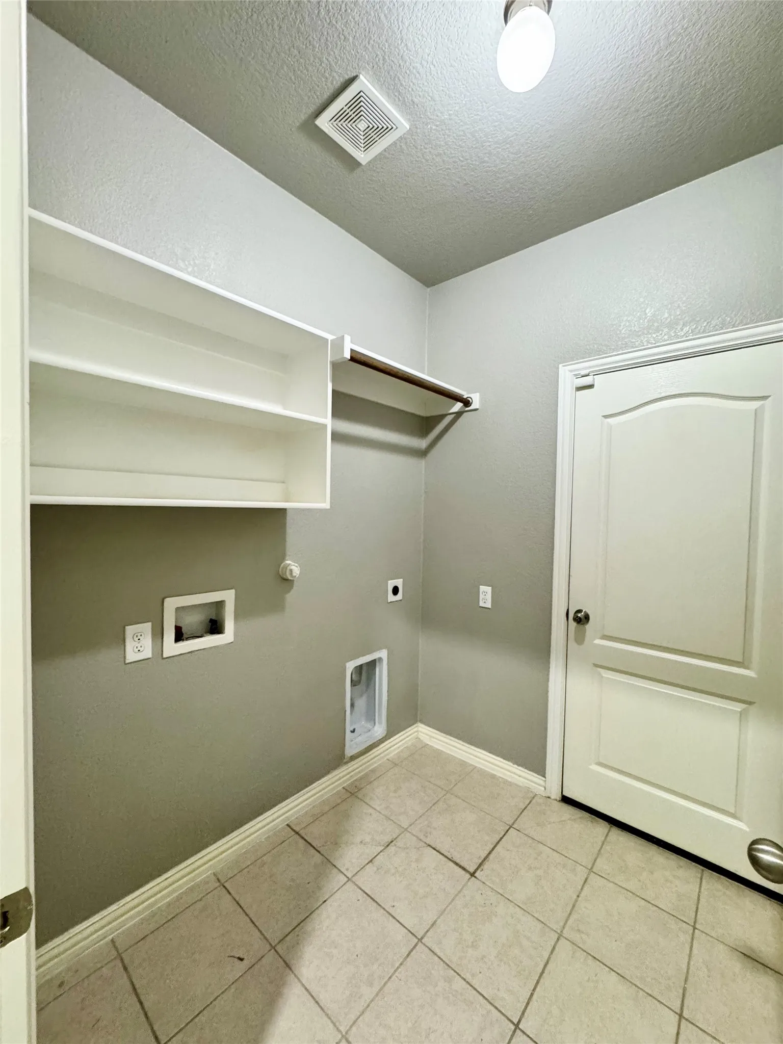 Single Family Residence For Sale in Dallas County , 6440 Parkstone Way, Dallas, Texas 75249, 3 Bedroom, 2 Bathroom, 2 Garage spaces, 1,791 Sqft, built in 2012, mls#21314608, Real Estate Agent in Dallas, Homes For Sale in Dallas county, Homes For Sale in Dallas, Realtor in Dallas Texas, Real Estate Brokerage Independent Realty Texas, Luminita Cordes Realtor