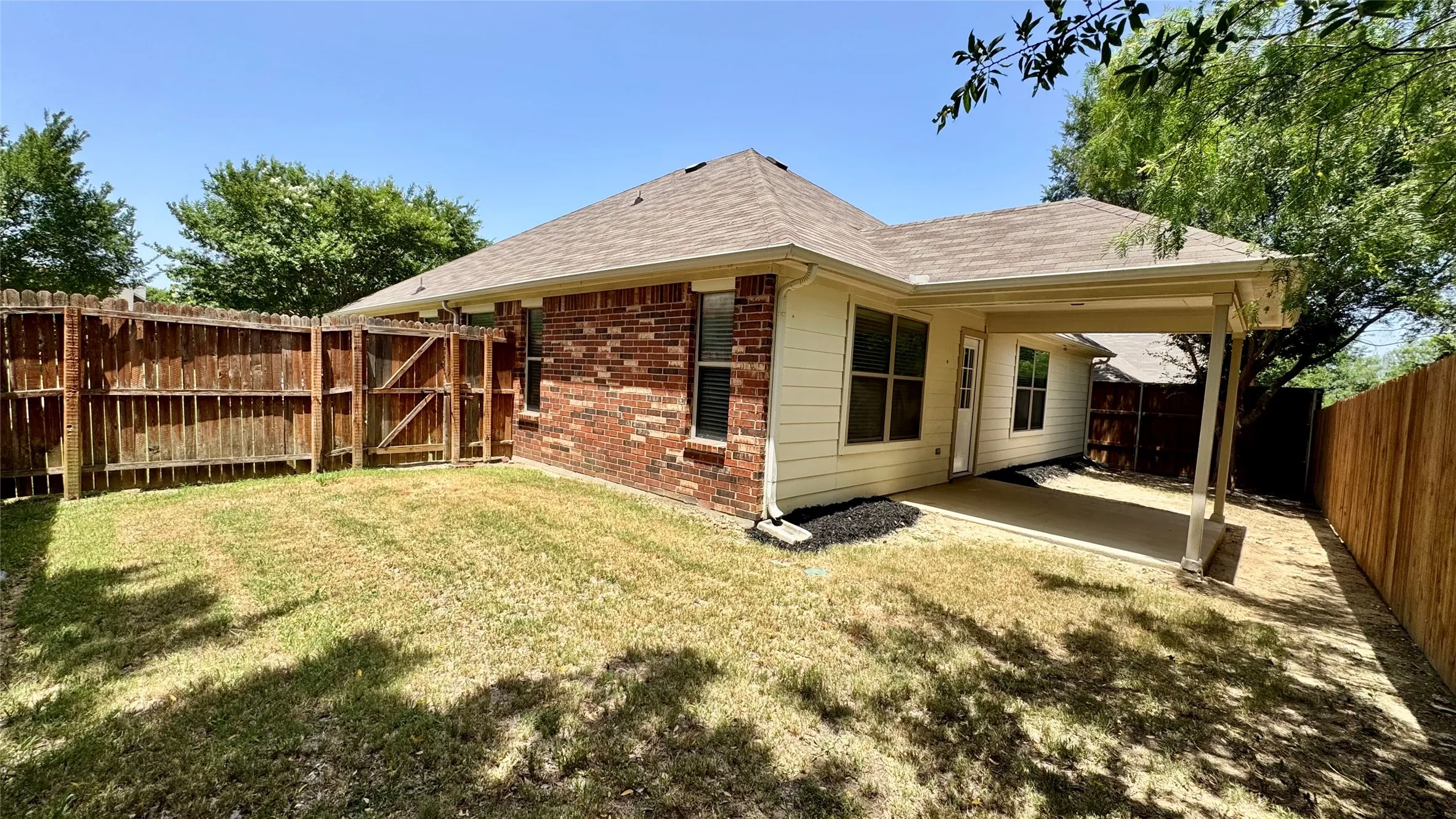 Single Family Residence For Sale in Dallas County , 6440 Parkstone Way, Dallas, Texas 75249, 3 Bedroom, 2 Bathroom, 2 Garage spaces, 1,791 Sqft, built in 2012, mls#21314608, Real Estate Agent in Dallas, Homes For Sale in Dallas county, Homes For Sale in Dallas, Realtor in Dallas Texas, Real Estate Brokerage Independent Realty Texas, Luminita Cordes Realtor