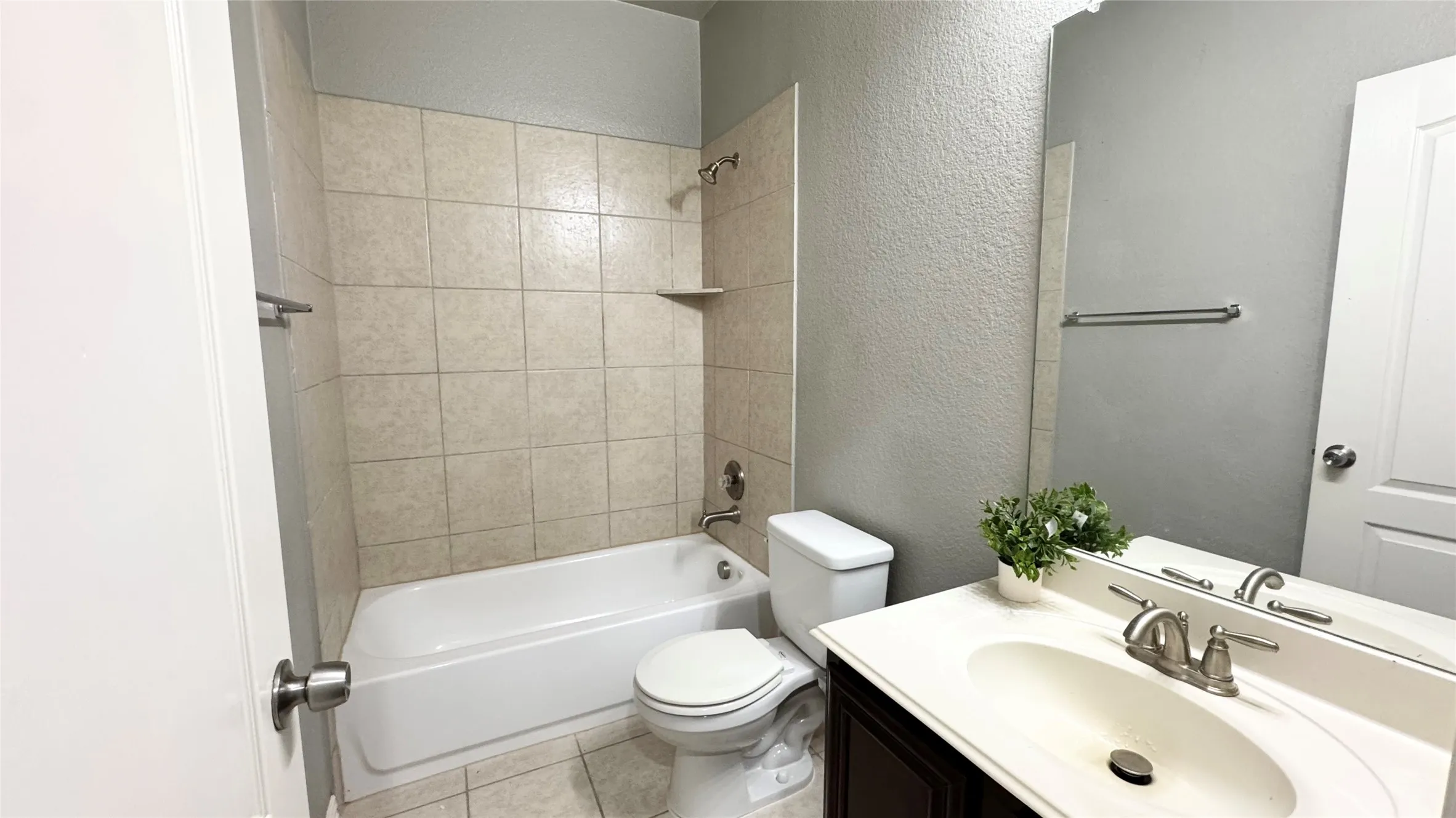 Single Family Residence For Sale in Dallas County , 6440 Parkstone Way, Dallas, Texas 75249, 3 Bedroom, 2 Bathroom, 2 Garage spaces, 1,791 Sqft, built in 2012, mls#21314608, Real Estate Agent in Dallas, Homes For Sale in Dallas county, Homes For Sale in Dallas, Realtor in Dallas Texas, Real Estate Brokerage Independent Realty Texas, Luminita Cordes Realtor