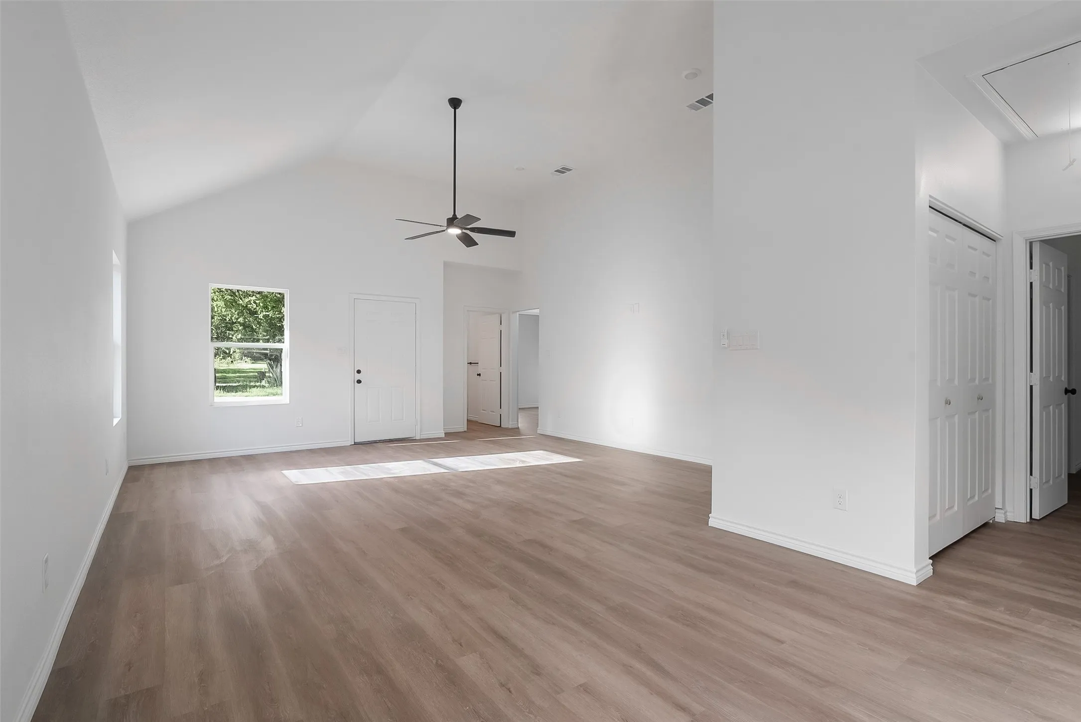 Single Family Residence For Sale in Grayson County , 211 W Elm Street, Whitewright, Texas 75491, 3 Bedroom, 2 Bathroom, Garage spaces, 1,165 Sqft, built in 2025, mls#21316387, Real Estate Agent in Whitewright, Homes For Sale in Grayson county, Homes For Sale in Whitewright, Realtor in Whitewright Texas, Real Estate Brokerage Independent Realty Texas, Luminita Cordes Realtor