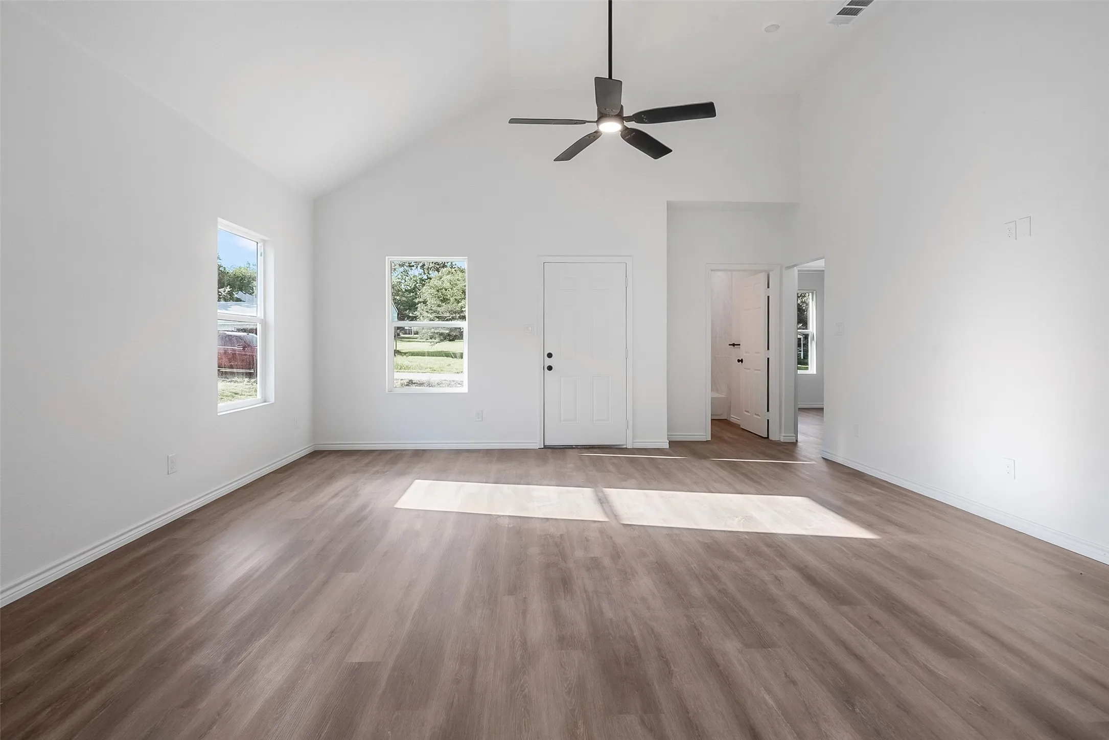 Single Family Residence For Sale in Grayson County , 211 W Elm Street, Whitewright, Texas 75491, 3 Bedroom, 2 Bathroom, Garage spaces, 1,165 Sqft, built in 2025, mls#21316387, Real Estate Agent in Whitewright, Homes For Sale in Grayson county, Homes For Sale in Whitewright, Realtor in Whitewright Texas, Real Estate Brokerage Independent Realty Texas, Luminita Cordes Realtor