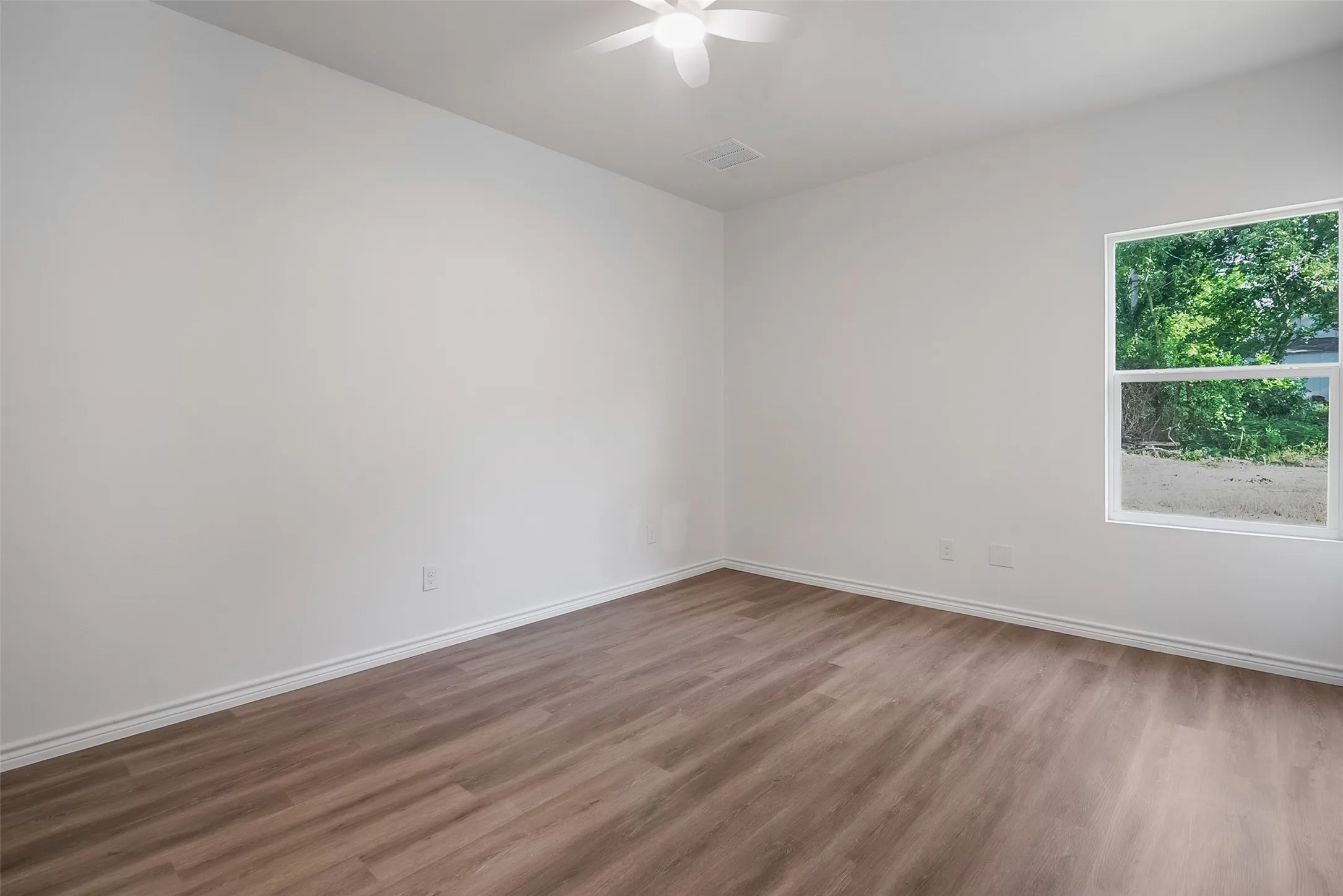 Single Family Residence For Sale in Grayson County , 211 W Elm Street, Whitewright, Texas 75491, 3 Bedroom, 2 Bathroom, Garage spaces, 1,165 Sqft, built in 2025, mls#21316387, Real Estate Agent in Whitewright, Homes For Sale in Grayson county, Homes For Sale in Whitewright, Realtor in Whitewright Texas, Real Estate Brokerage Independent Realty Texas, Luminita Cordes Realtor