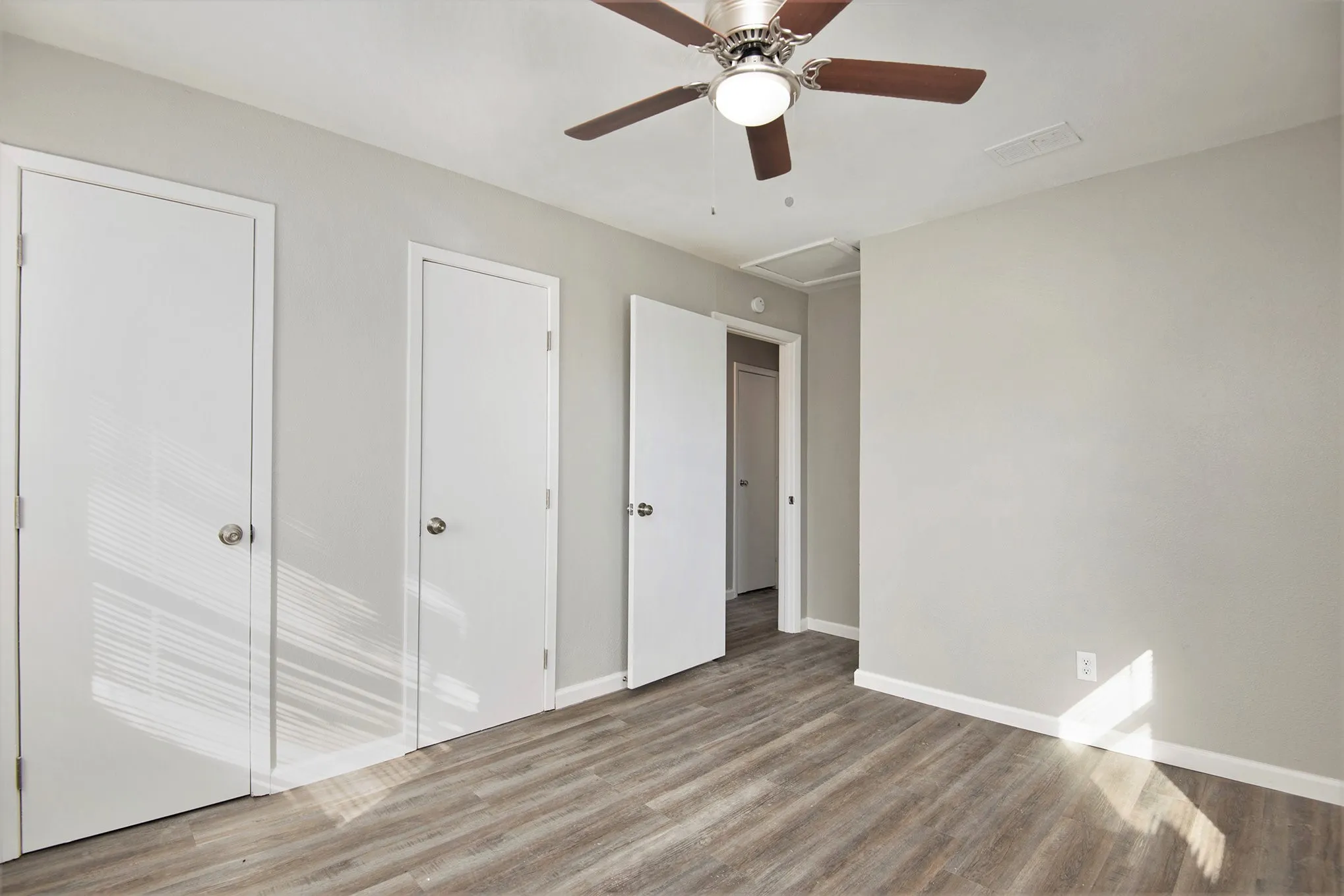 Single Family Residence For Rent in Dallas County , 408 Dawson Circle B, Grand Prairie, Texas 75051, 2 Bedroom, 1 Bathroom, 2 Garage spaces, 800 Sqft, built in 1953, mls#21316407, Real Estate Agent in Grand Prairie, Homes For Rent in Dallas county, Homes For Rent in Grand Prairie, Realtor in Grand Prairie Texas, Real Estate Brokerage Independent Realty Texas, Luminita Cordes Realtor