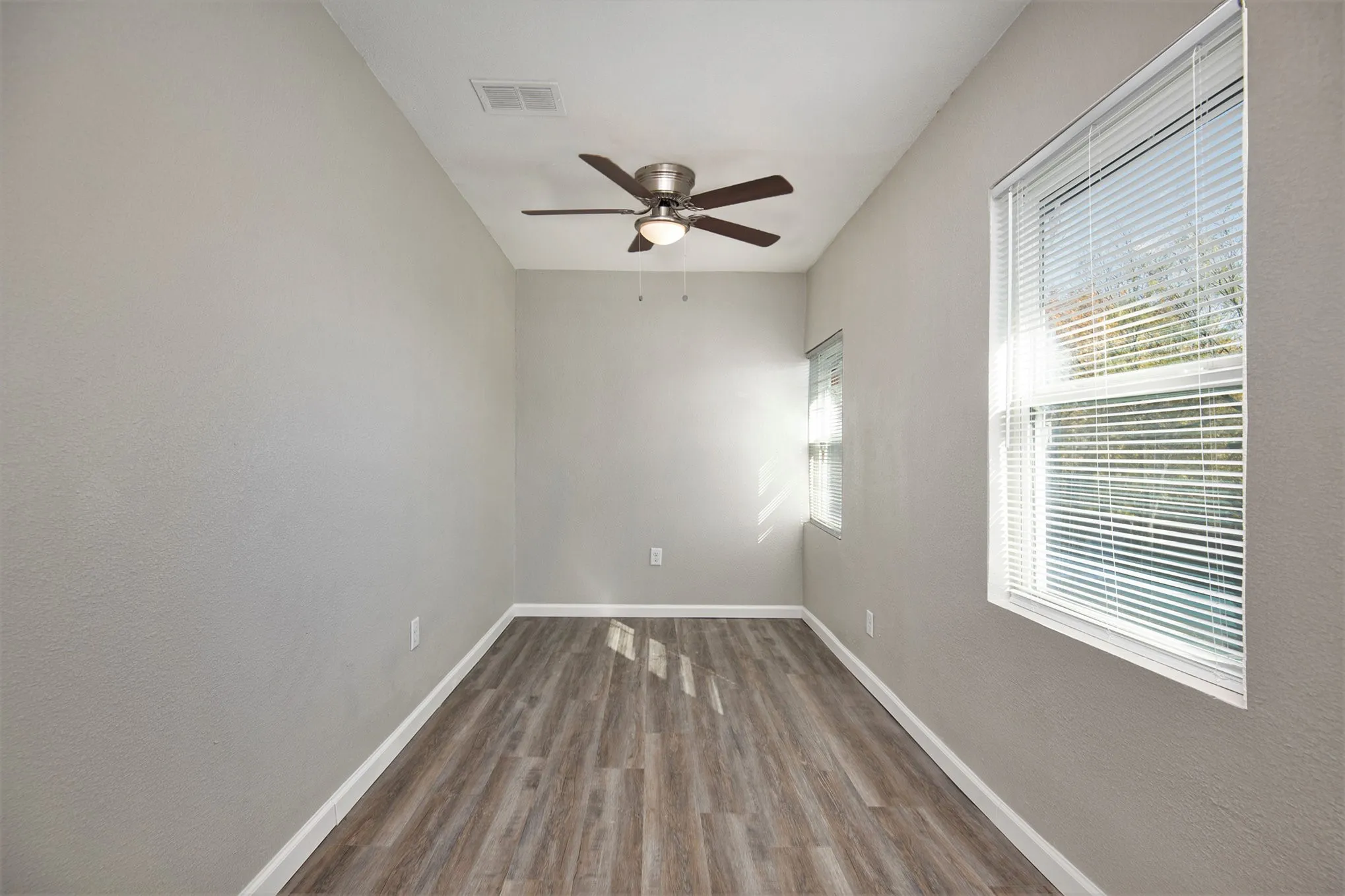 Single Family Residence For Rent in Dallas County , 408 Dawson Circle B, Grand Prairie, Texas 75051, 2 Bedroom, 1 Bathroom, 2 Garage spaces, 800 Sqft, built in 1953, mls#21316407, Real Estate Agent in Grand Prairie, Homes For Rent in Dallas county, Homes For Rent in Grand Prairie, Realtor in Grand Prairie Texas, Real Estate Brokerage Independent Realty Texas, Luminita Cordes Realtor