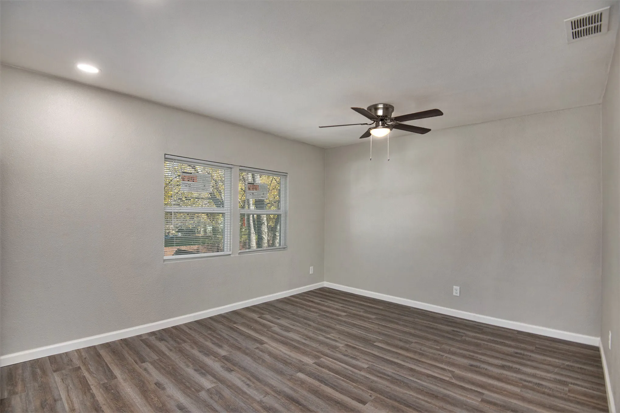 Single Family Residence For Rent in Dallas County , 408 Dawson Circle B, Grand Prairie, Texas 75051, 2 Bedroom, 1 Bathroom, 2 Garage spaces, 800 Sqft, built in 1953, mls#21316407, Real Estate Agent in Grand Prairie, Homes For Rent in Dallas county, Homes For Rent in Grand Prairie, Realtor in Grand Prairie Texas, Real Estate Brokerage Independent Realty Texas, Luminita Cordes Realtor