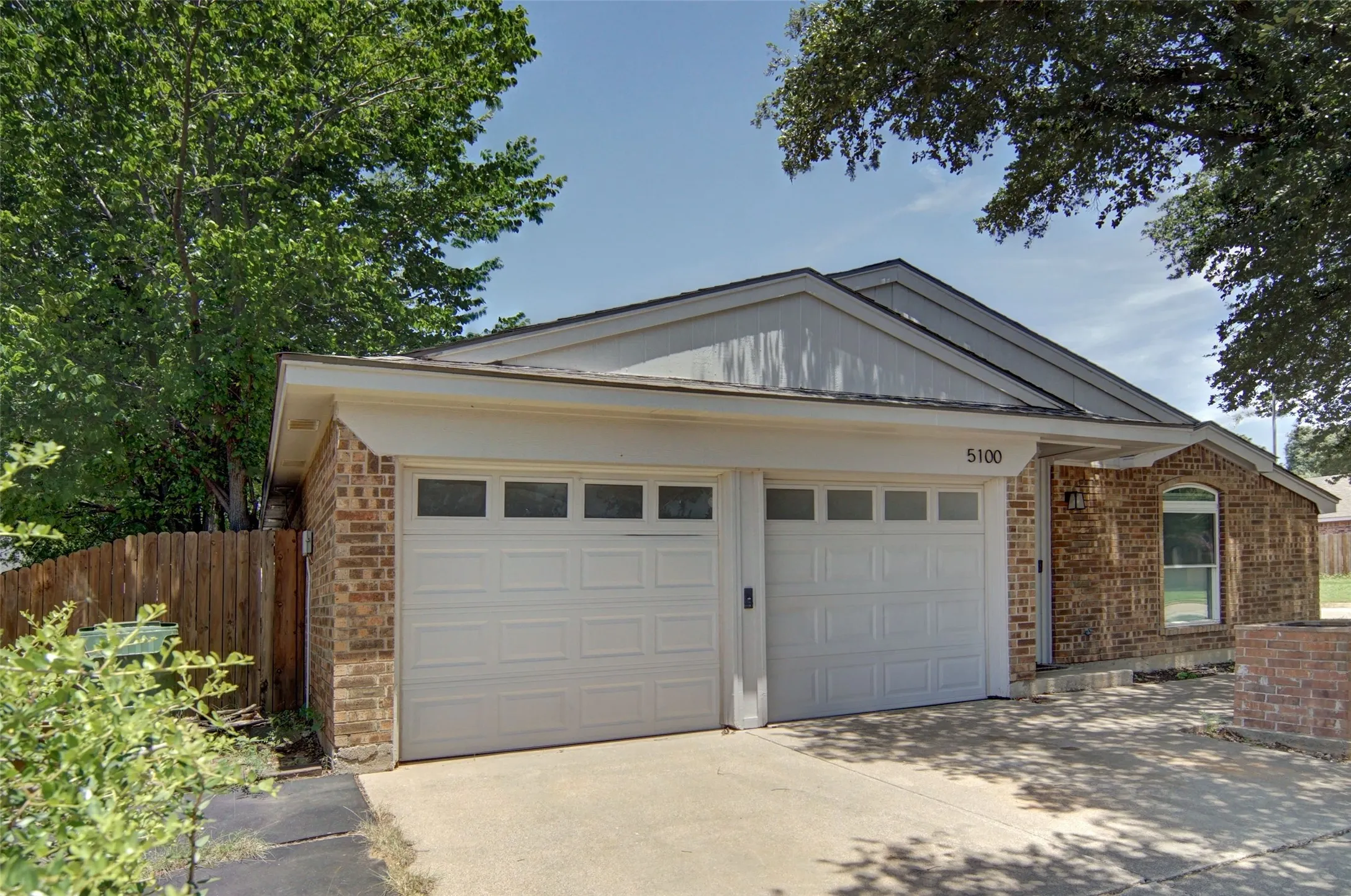 Single Family Residence For Sale in Tarrant County , 5100 Hawkins Cemetery Road, Arlington, Texas 76017, 3 Bedroom, 2 Bathroom, 2 Garage spaces, 1,343 Sqft, built in 1988, mls#21315910, Real Estate Agent in Arlington, Homes For Sale in Tarrant county, Homes For Sale in Arlington, Realtor in Arlington Texas, Real Estate Brokerage Independent Realty Texas, Luminita Cordes Realtor
