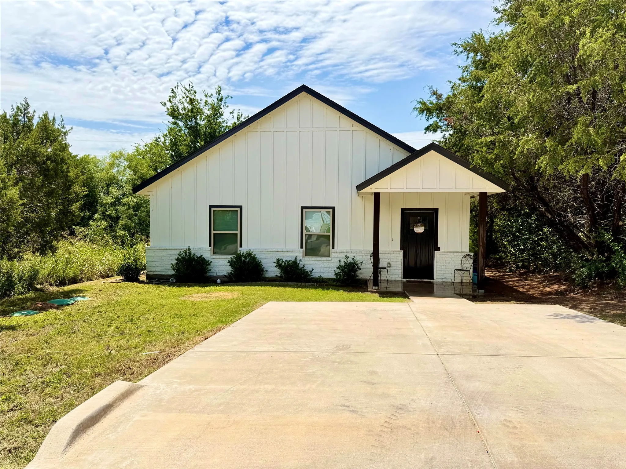 Single Family Residence For Sale in Hood County , 819 Arkansas River Drive, Granbury, Texas 76048, 3 Bedroom, 2 Bathroom, Garage spaces, 1,494 Sqft, built in 2022, Price $250,000, mls#21315478, Real Estate Agent in Granbury, Homes For Sale in Hood county, Homes For Sale in Granbury, Realtor in Granbury Texas, Real Estate Brokerage Independent Realty Texas, Luminita Cordes Realtor