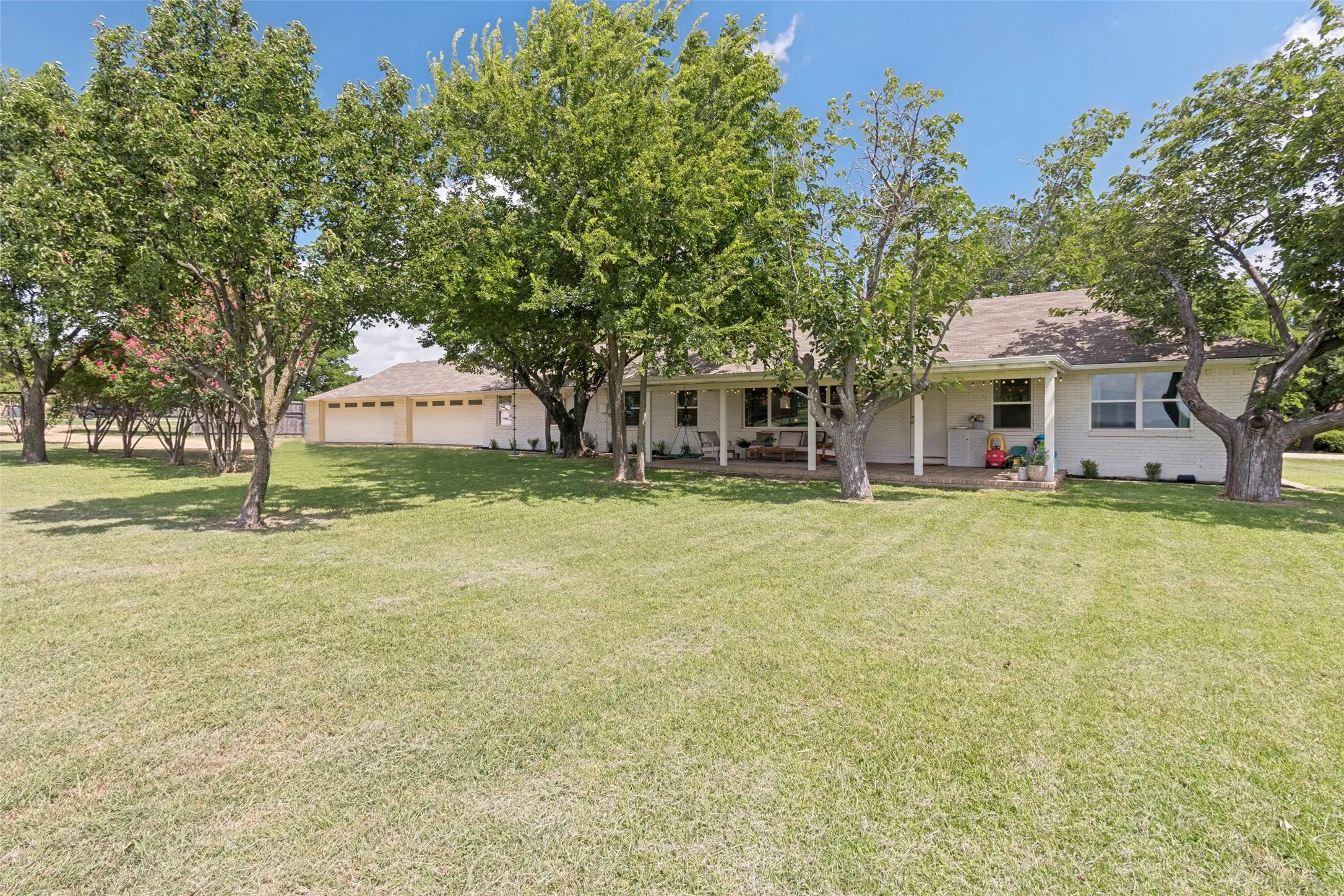 Single Family Residence For Sale in Denton County , 2601 Sherri Lane, Flower Mound, Texas 75028, 4 Bedroom, 2 Bathroom, 4 Garage spaces, 2,204 Sqft, built in 1978, mls#21316392, Real Estate Agent in Flower Mound, Homes For Sale in Denton county, Homes For Sale in Flower Mound, Realtor in Flower Mound Texas, Real Estate Brokerage Independent Realty Texas, Luminita Cordes Realtor
