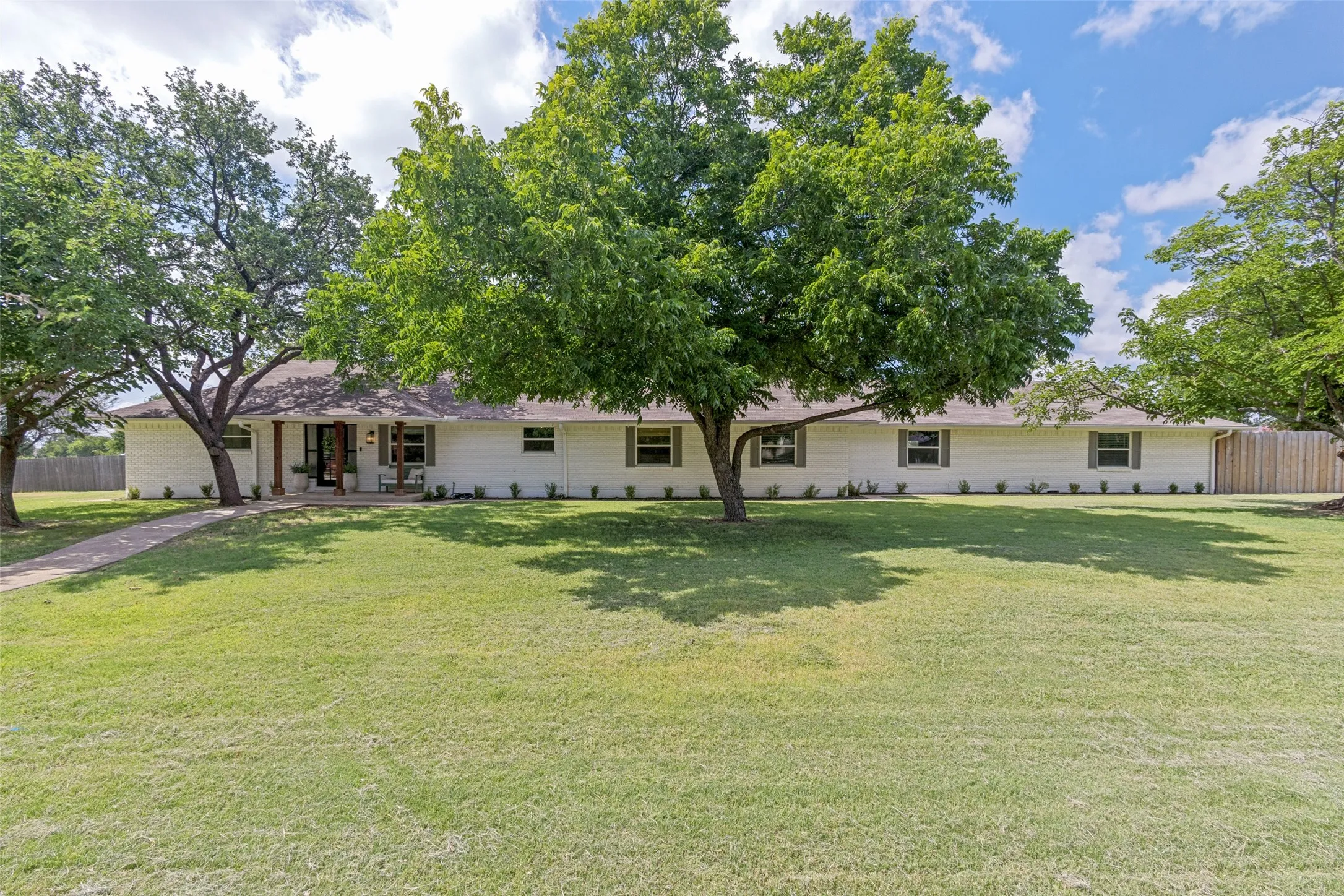 Single Family Residence For Sale in Denton County , 2601 Sherri Lane, Flower Mound, Texas 75028, 4 Bedroom, 2 Bathroom, 4 Garage spaces, 2,204 Sqft, built in 1978, mls#21316392, Real Estate Agent in Flower Mound, Homes For Sale in Denton county, Homes For Sale in Flower Mound, Realtor in Flower Mound Texas, Real Estate Brokerage Independent Realty Texas, Luminita Cordes Realtor