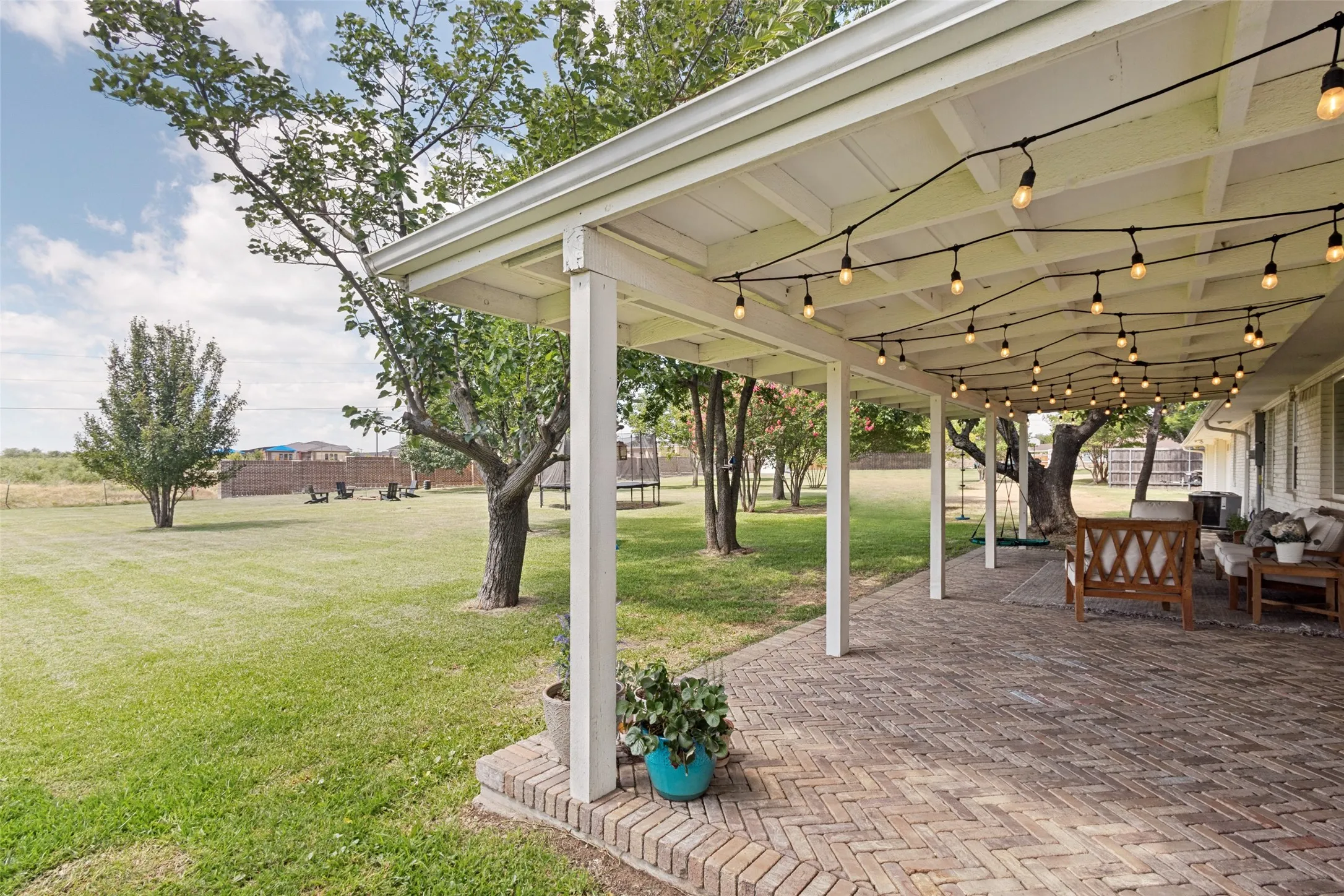 Single Family Residence For Sale in Denton County , 2601 Sherri Lane, Flower Mound, Texas 75028, 4 Bedroom, 2 Bathroom, 4 Garage spaces, 2,204 Sqft, built in 1978, mls#21316392, Real Estate Agent in Flower Mound, Homes For Sale in Denton county, Homes For Sale in Flower Mound, Realtor in Flower Mound Texas, Real Estate Brokerage Independent Realty Texas, Luminita Cordes Realtor