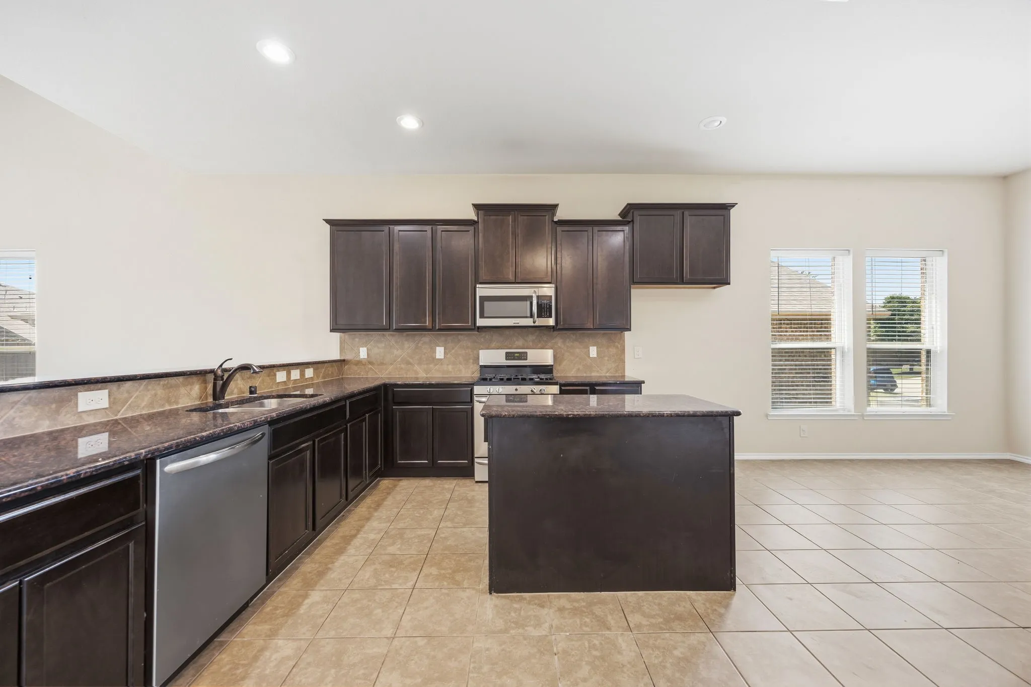 Single Family Residence For Rent in Collin County , 1445 Bateman Lane, Celina, Texas 75009, 4 Bedroom, 4 Bathroom, 2 Garage spaces, 2,743 Sqft, built in 2014, mls#21316439, Real Estate Agent in Celina, Homes For Rent in Collin county, Homes For Rent in Celina, Realtor in Celina Texas, Real Estate Brokerage Independent Realty Texas, Luminita Cordes Realtor
