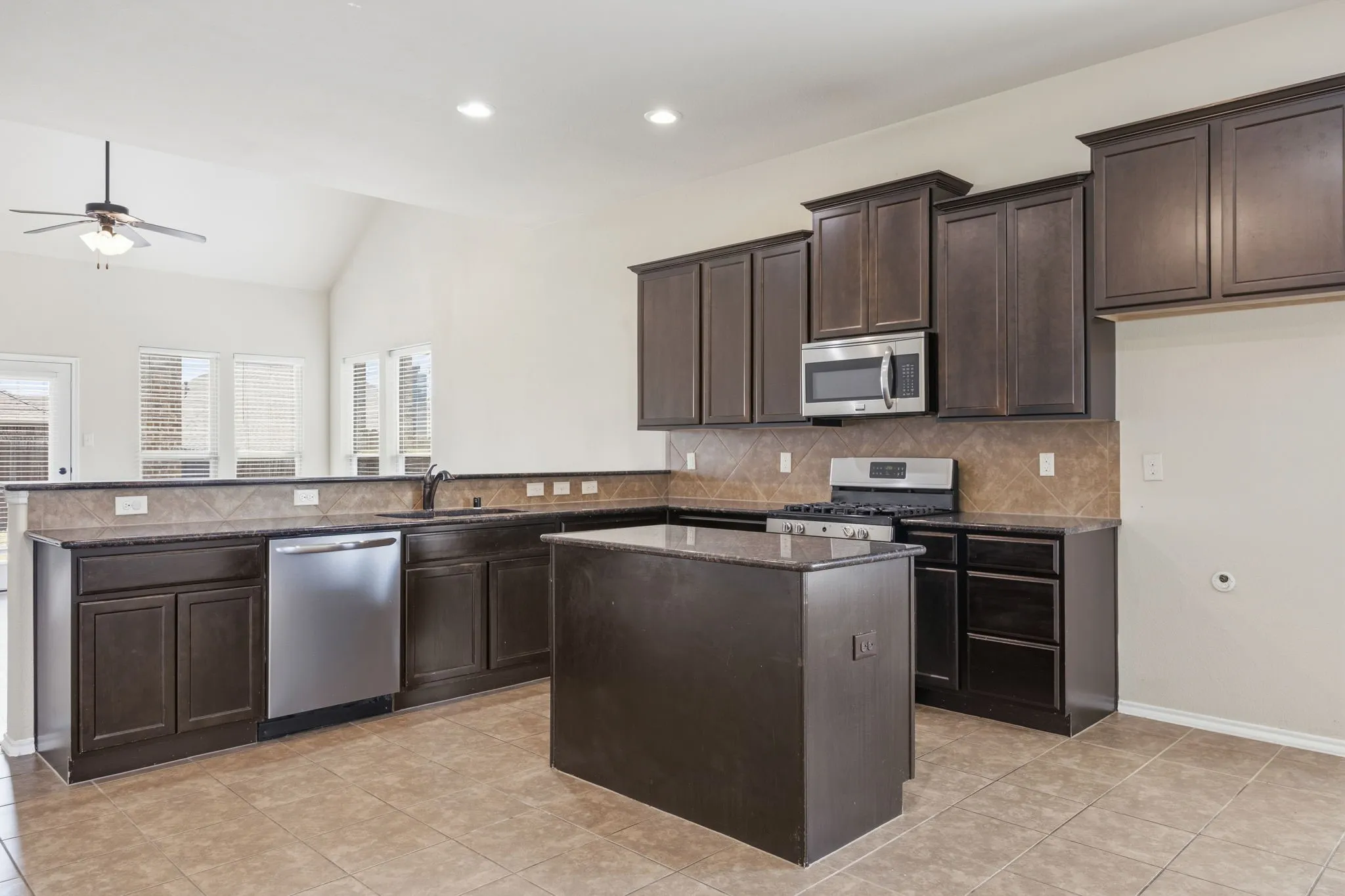 Single Family Residence For Rent in Collin County , 1445 Bateman Lane, Celina, Texas 75009, 4 Bedroom, 4 Bathroom, 2 Garage spaces, 2,743 Sqft, built in 2014, mls#21316439, Real Estate Agent in Celina, Homes For Rent in Collin county, Homes For Rent in Celina, Realtor in Celina Texas, Real Estate Brokerage Independent Realty Texas, Luminita Cordes Realtor