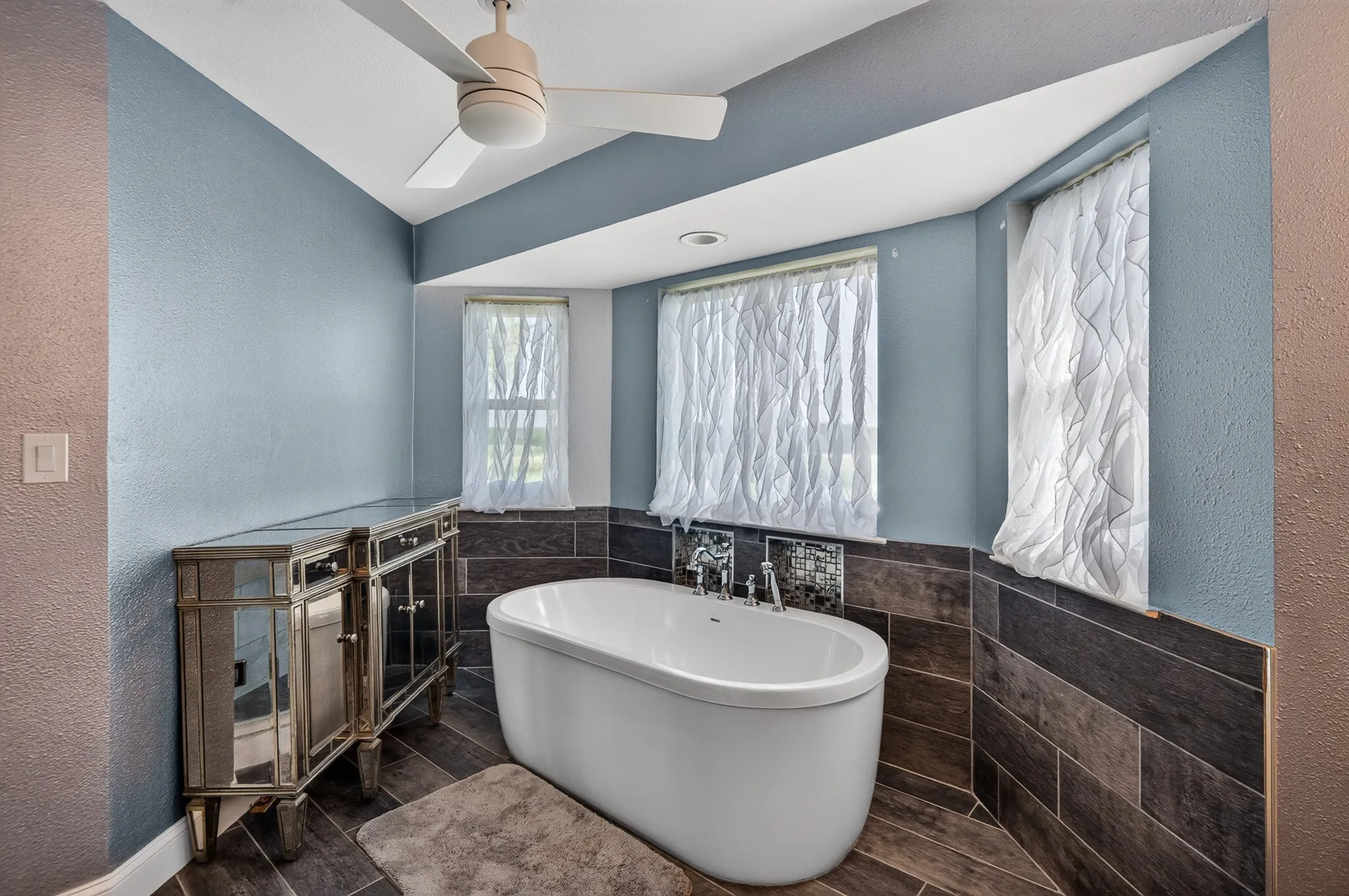 Single Family Residence For Sale in Grayson County , 360 Pop Noah Road, Collinsville, Texas 76233, 4 Bedroom, 5 Bathroom, Garage spaces, 3,537 Sqft, built in 1996, mls#21315751, Real Estate Agent in Collinsville, Homes For Sale in Grayson county, Homes For Sale in Collinsville, Realtor in Collinsville Texas, Real Estate Brokerage Independent Realty Texas, Luminita Cordes Realtor