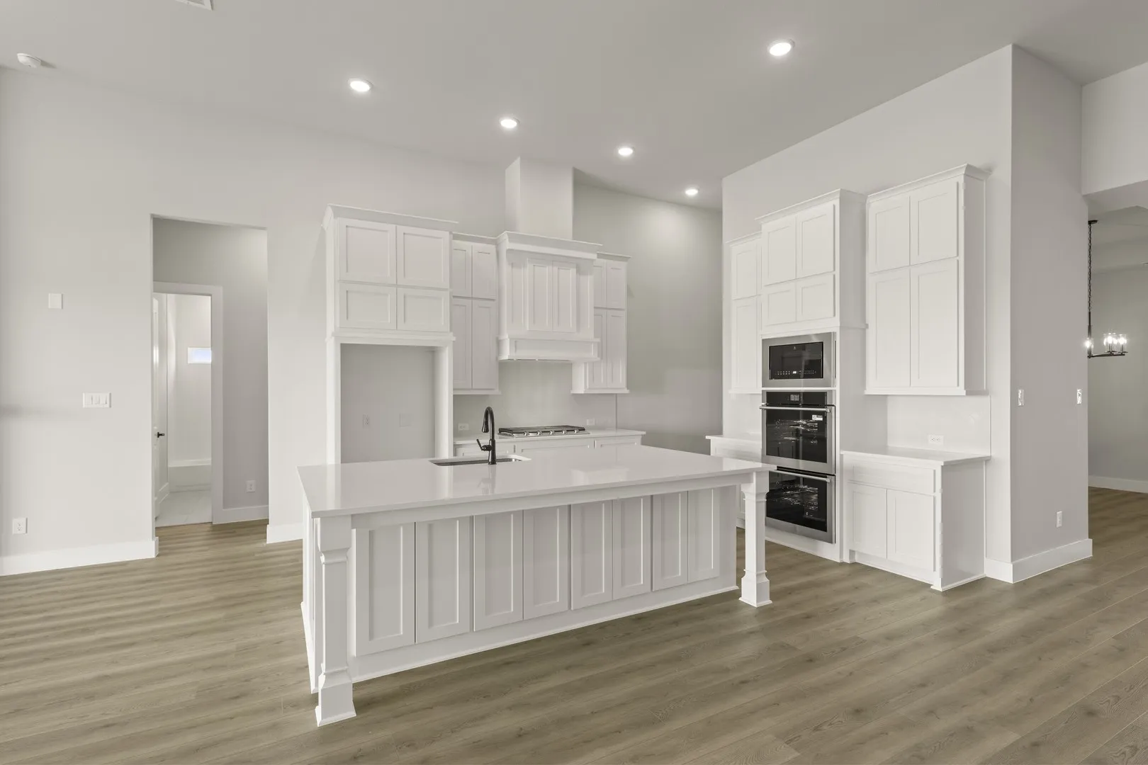 08. 9908 Buckingham - Kitchen (2)
