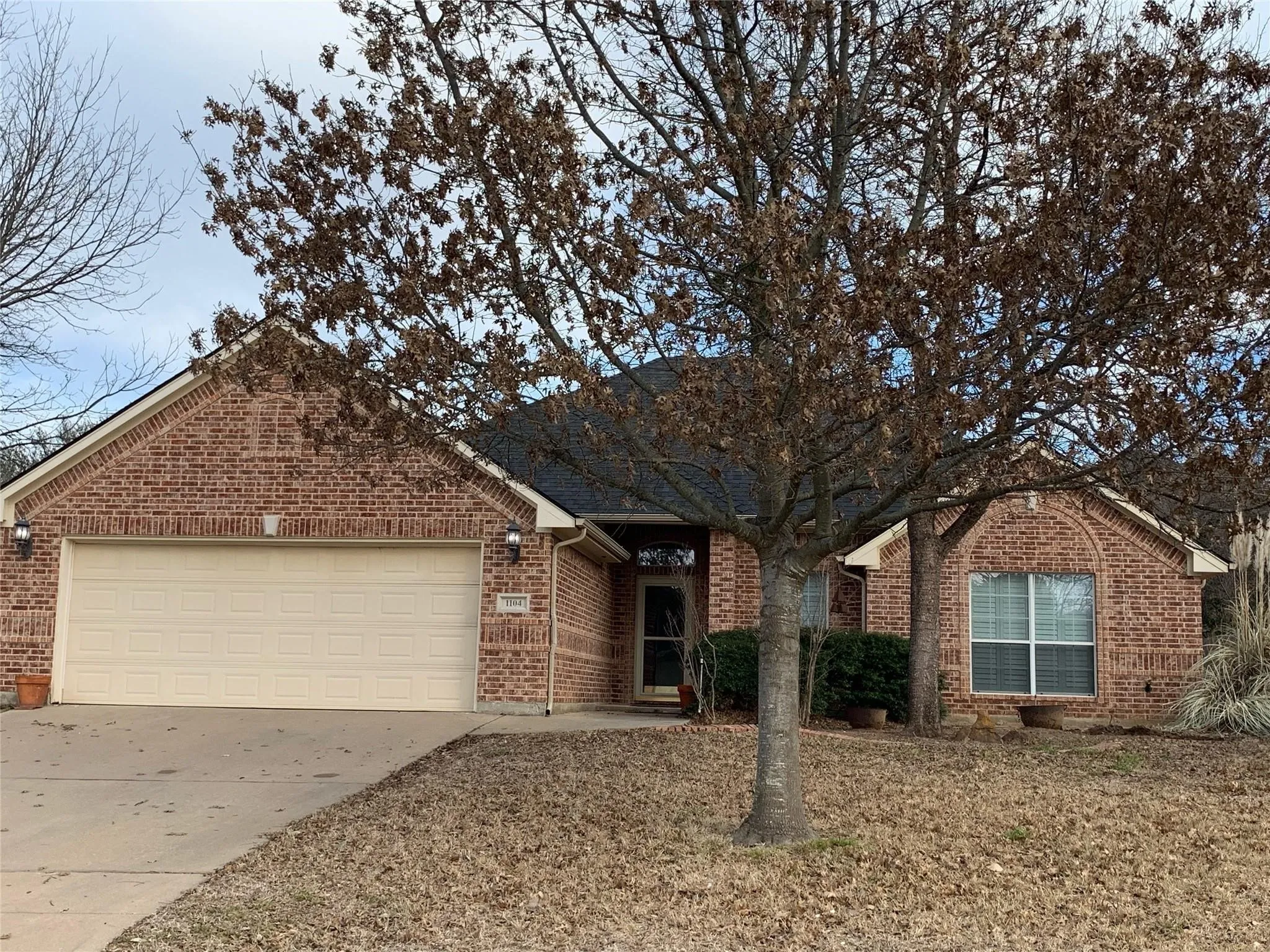 Single Family Residence For Rent in Johnson County , 1104 Linda Drive, Joshua, Texas 76058, 3 Bedrooms, 2 Bathrooms, 2 Garage spaces, 1,731 Sqft, built in 2003, Price $2,100, mls#21316437, Real Estate Agent in Joshua, Homes For Rent in Johnson county, Homes For Rent in Joshua, Realtor in Joshua Texas, Real Estate Brokerage Independent Realty Texas, Luminita Cordes Realtor