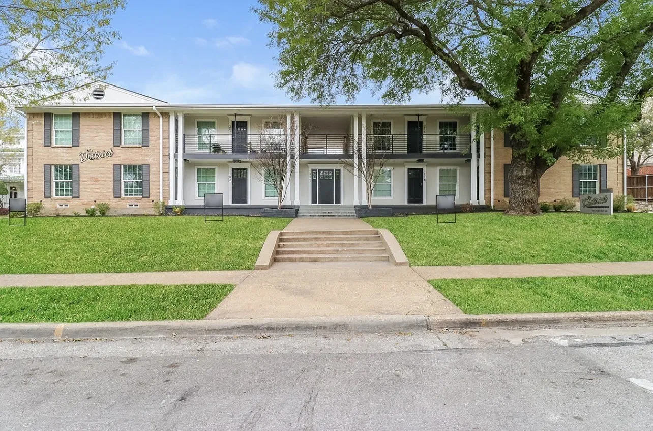 Apartment For Rent in Dallas County , 425 N Rosemont Avenue 115, Dallas, Texas 75208, 2 Bedroom, 1 Bathroom, Garage spaces, 775 Sqft, built in 1961, mls#21316465, Real Estate Agent in Dallas, Homes For Rent in Dallas county, Homes For Rent in Dallas, Realtor in Dallas Texas, Real Estate Brokerage Independent Realty Texas, Luminita Cordes Realtor