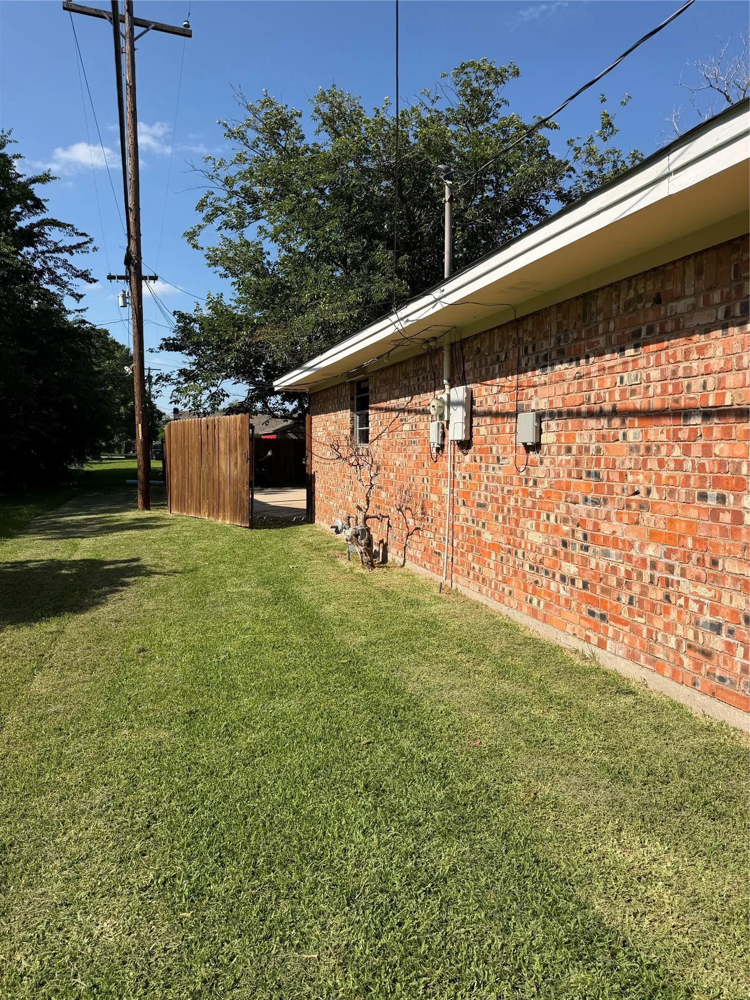 Single Family Residence For Sale in Hunt County , 2406 W Broadview Street, Greenville, Texas 75402, 4 Bedroom, 2 Bathroom, 2 Garage spaces, 1,750 Sqft, built in 1970, mls#21316441, Real Estate Agent in Greenville, Homes For Sale in Hunt county, Homes For Sale in Greenville, Realtor in Greenville Texas, Real Estate Brokerage Independent Realty Texas, Luminita Cordes Realtor