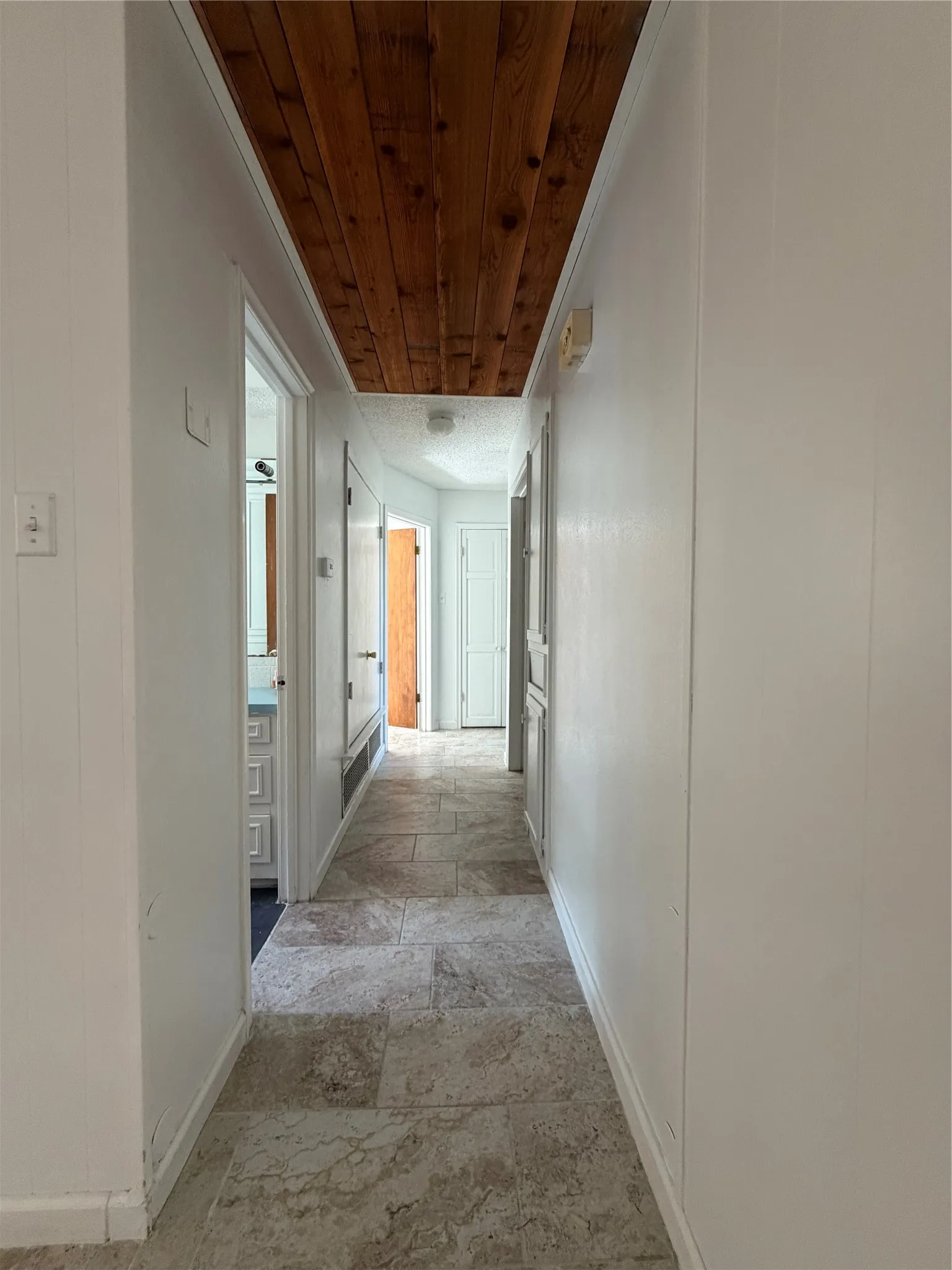 Single Family Residence For Sale in Hunt County , 2406 W Broadview Street, Greenville, Texas 75402, 4 Bedroom, 2 Bathroom, 2 Garage spaces, 1,750 Sqft, built in 1970, mls#21316441, Real Estate Agent in Greenville, Homes For Sale in Hunt county, Homes For Sale in Greenville, Realtor in Greenville Texas, Real Estate Brokerage Independent Realty Texas, Luminita Cordes Realtor