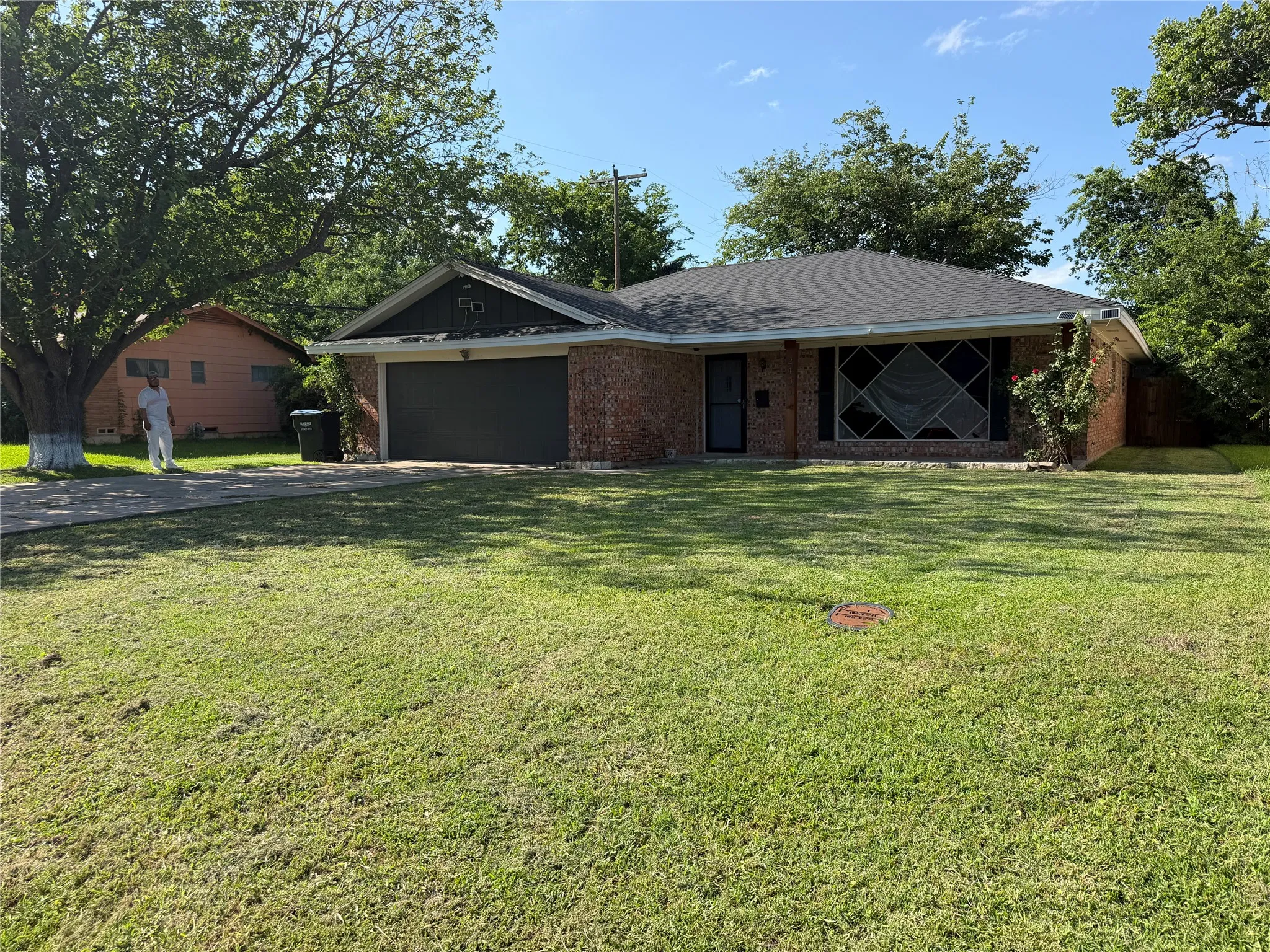 Single Family Residence For Sale in Hunt County , 2406 W Broadview Street, Greenville, Texas 75402, 4 Bedroom, 2 Bathroom, 2 Garage spaces, 1,750 Sqft, built in 1970, mls#21316441, Real Estate Agent in Greenville, Homes For Sale in Hunt county, Homes For Sale in Greenville, Realtor in Greenville Texas, Real Estate Brokerage Independent Realty Texas, Luminita Cordes Realtor