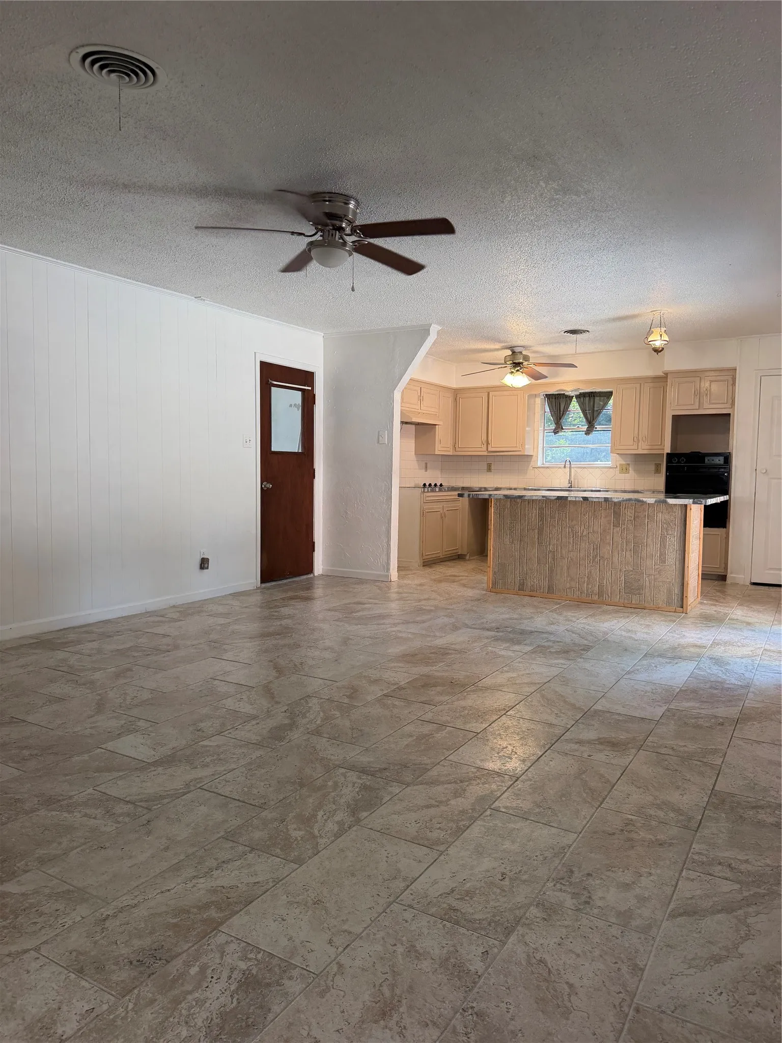 Single Family Residence For Sale in Hunt County , 2406 W Broadview Street, Greenville, Texas 75402, 4 Bedroom, 2 Bathroom, 2 Garage spaces, 1,750 Sqft, built in 1970, mls#21316441, Real Estate Agent in Greenville, Homes For Sale in Hunt county, Homes For Sale in Greenville, Realtor in Greenville Texas, Real Estate Brokerage Independent Realty Texas, Luminita Cordes Realtor