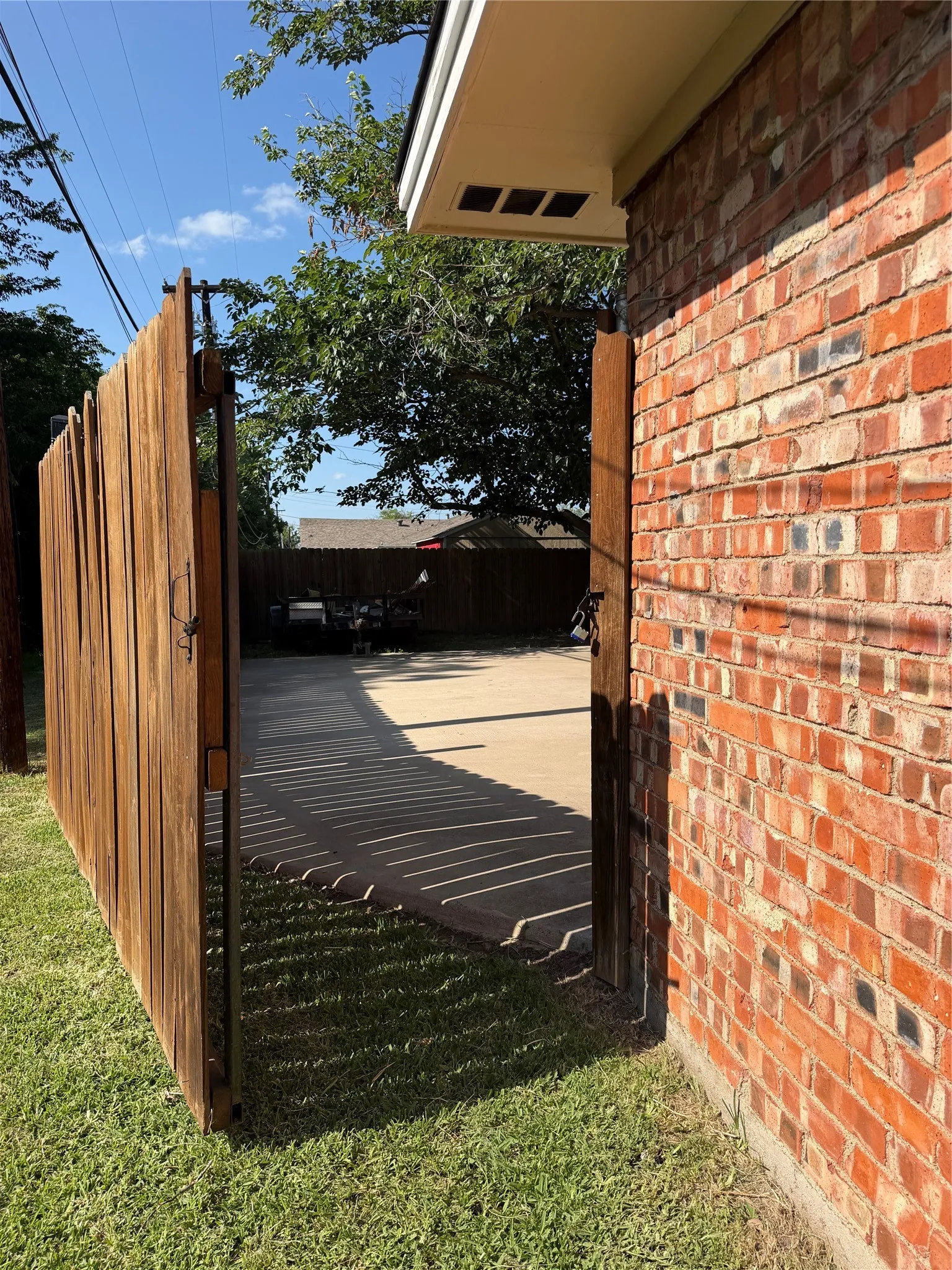 Single Family Residence For Sale in Hunt County , 2406 W Broadview Street, Greenville, Texas 75402, 4 Bedroom, 2 Bathroom, 2 Garage spaces, 1,750 Sqft, built in 1970, mls#21316441, Real Estate Agent in Greenville, Homes For Sale in Hunt county, Homes For Sale in Greenville, Realtor in Greenville Texas, Real Estate Brokerage Independent Realty Texas, Luminita Cordes Realtor