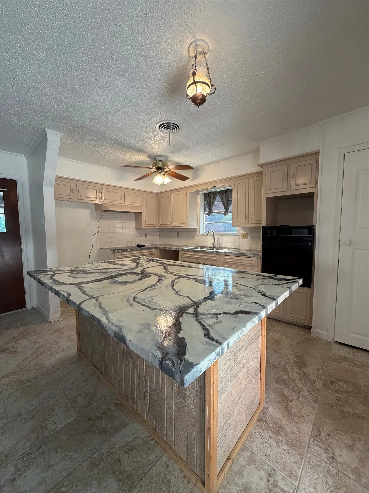 Single Family Residence For Sale in Hunt County , 2406 W Broadview Street, Greenville, Texas 75402, 4 Bedroom, 2 Bathroom, 2 Garage spaces, 1,750 Sqft, built in 1970, mls#21316441, Real Estate Agent in Greenville, Homes For Sale in Hunt county, Homes For Sale in Greenville, Realtor in Greenville Texas, Real Estate Brokerage Independent Realty Texas, Luminita Cordes Realtor
