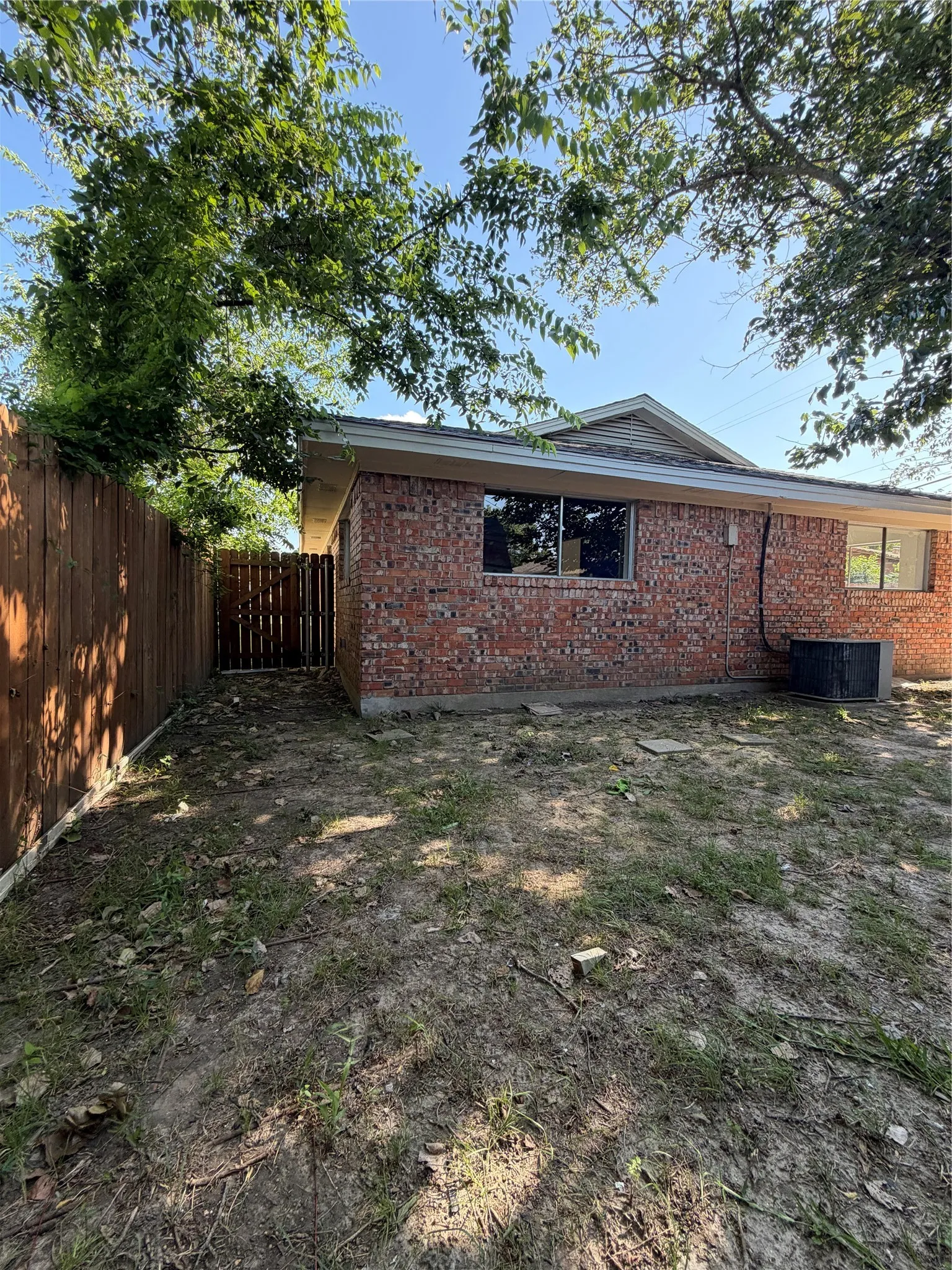 Single Family Residence For Sale in Hunt County , 2406 W Broadview Street, Greenville, Texas 75402, 4 Bedroom, 2 Bathroom, 2 Garage spaces, 1,750 Sqft, built in 1970, mls#21316441, Real Estate Agent in Greenville, Homes For Sale in Hunt county, Homes For Sale in Greenville, Realtor in Greenville Texas, Real Estate Brokerage Independent Realty Texas, Luminita Cordes Realtor