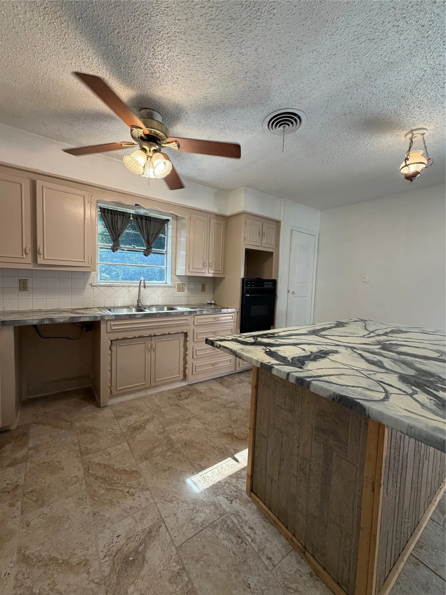 Single Family Residence For Sale in Hunt County , 2406 W Broadview Street, Greenville, Texas 75402, 4 Bedroom, 2 Bathroom, 2 Garage spaces, 1,750 Sqft, built in 1970, mls#21316441, Real Estate Agent in Greenville, Homes For Sale in Hunt county, Homes For Sale in Greenville, Realtor in Greenville Texas, Real Estate Brokerage Independent Realty Texas, Luminita Cordes Realtor