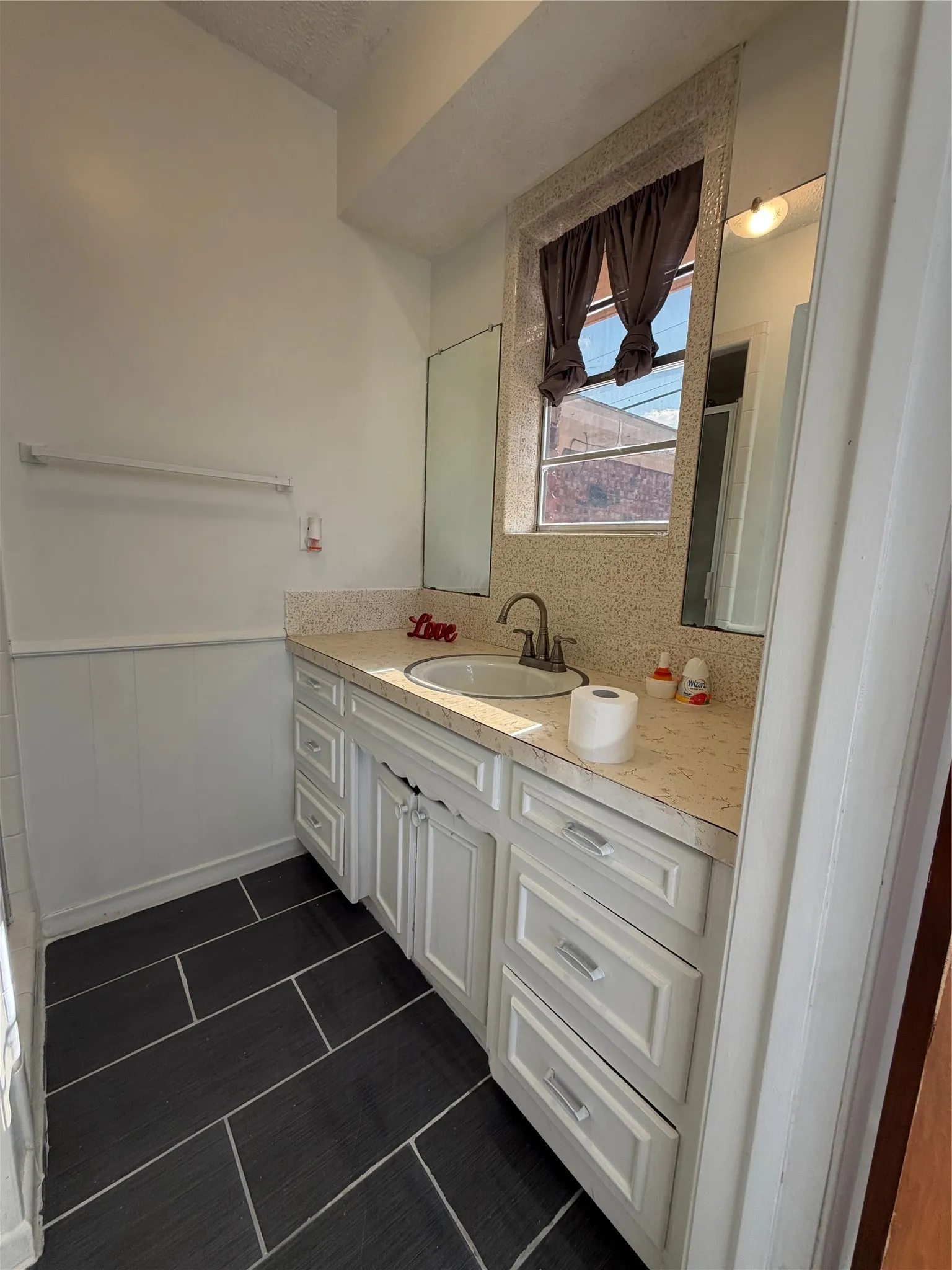 Single Family Residence For Sale in Hunt County , 2406 W Broadview Street, Greenville, Texas 75402, 4 Bedroom, 2 Bathroom, 2 Garage spaces, 1,750 Sqft, built in 1970, mls#21316441, Real Estate Agent in Greenville, Homes For Sale in Hunt county, Homes For Sale in Greenville, Realtor in Greenville Texas, Real Estate Brokerage Independent Realty Texas, Luminita Cordes Realtor