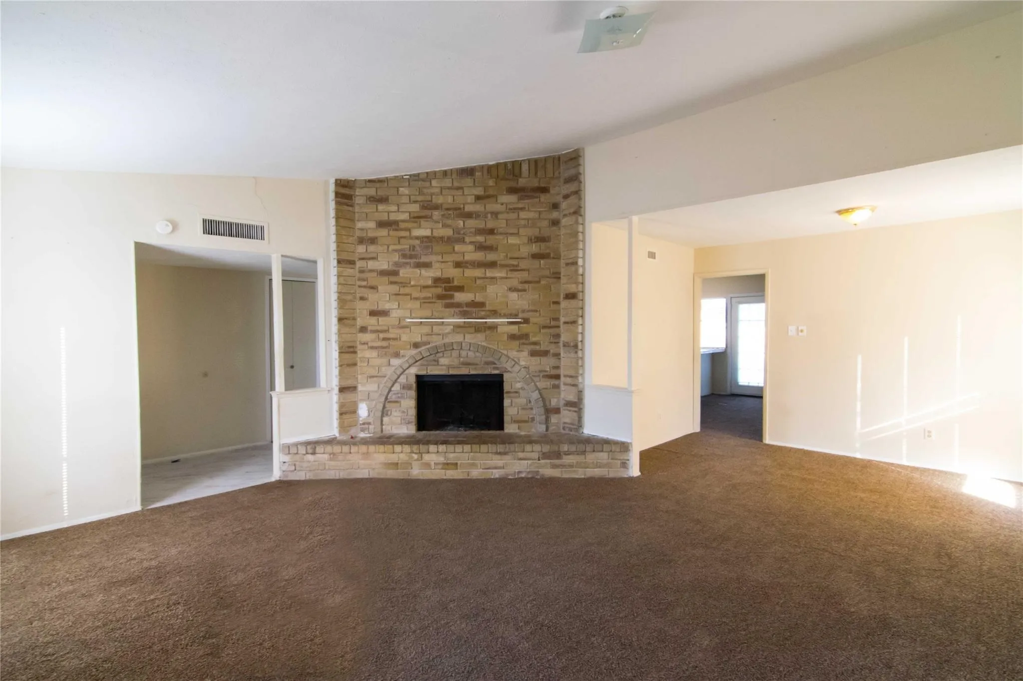 Single Family Residence For Rent in Dallas County , 617 Via Del Sur, Mesquite, Texas 75150, 4 Bedroom, 2 Bathroom, 2 Garage spaces, 1,711 Sqft, built in 1979, mls#21316475, Real Estate Agent in Mesquite, Homes For Rent in Dallas county, Homes For Rent in Mesquite, Realtor in Mesquite Texas, Real Estate Brokerage Independent Realty Texas, Luminita Cordes Realtor