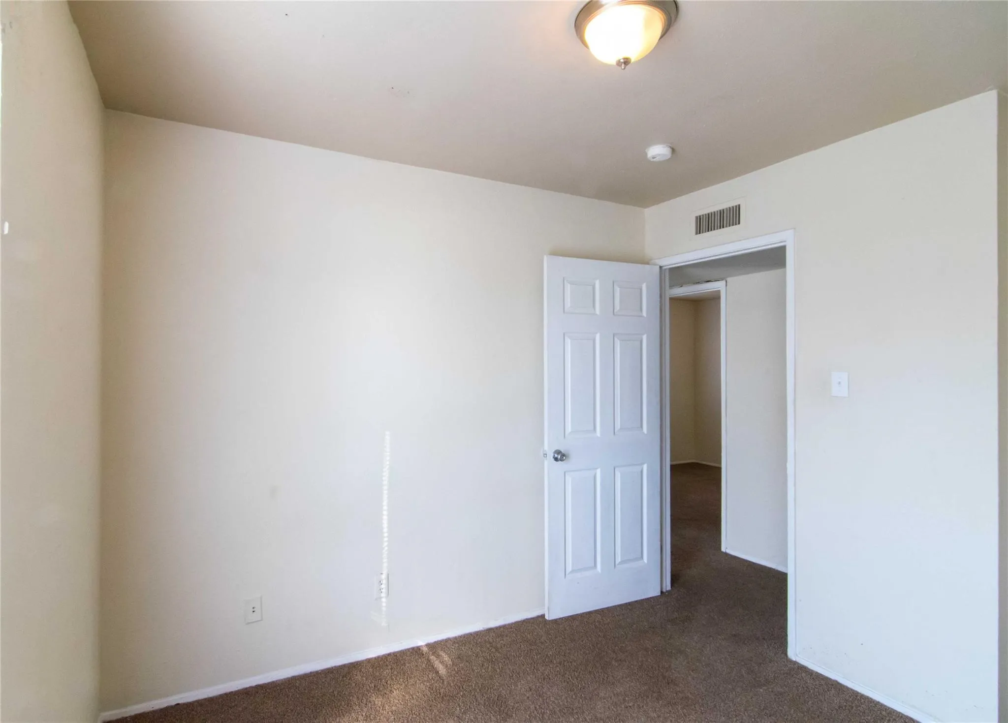 Single Family Residence For Rent in Dallas County , 617 Via Del Sur, Mesquite, Texas 75150, 4 Bedroom, 2 Bathroom, 2 Garage spaces, 1,711 Sqft, built in 1979, mls#21316475, Real Estate Agent in Mesquite, Homes For Rent in Dallas county, Homes For Rent in Mesquite, Realtor in Mesquite Texas, Real Estate Brokerage Independent Realty Texas, Luminita Cordes Realtor