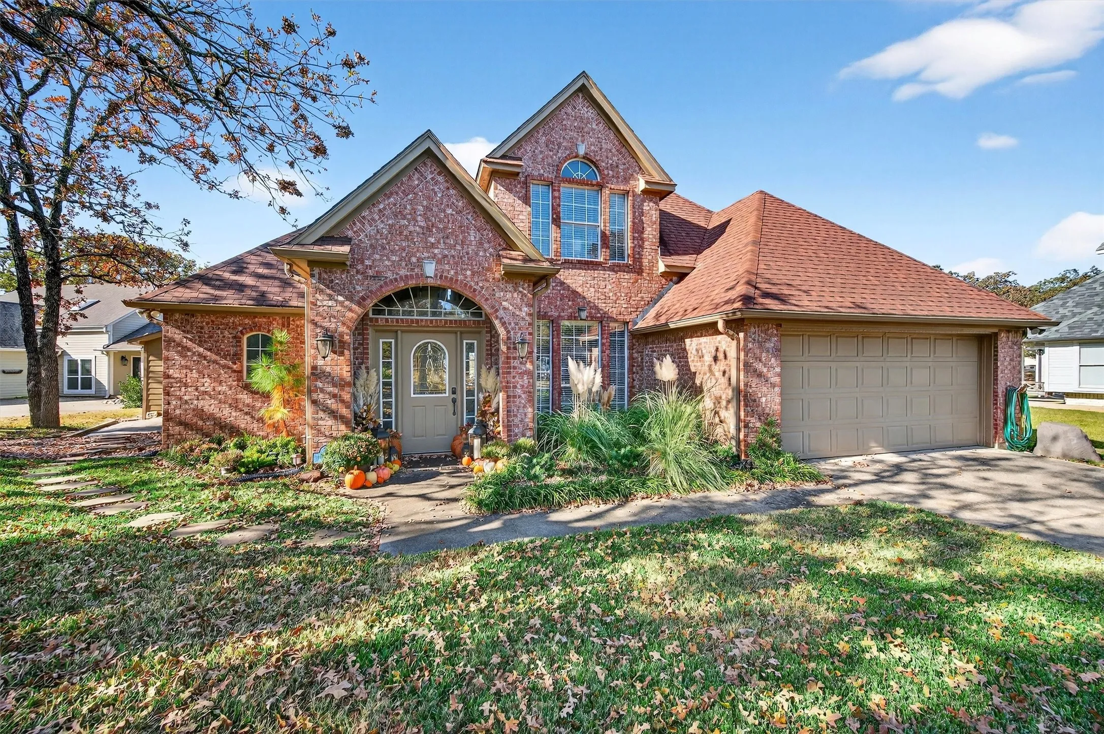Single Family Residence For Sale in Cooke County , 100 Mohawk Cove, Lake Kiowa, Texas 76240, 3 Bedroom, 3 Bathroom, 2 Garage spaces, 2,550 Sqft, built in 1994, mls#21316302, Real Estate Agent in Lake Kiowa, Homes For Sale in Cooke county, Homes For Sale in Lake Kiowa, Realtor in Lake Kiowa Texas, Real Estate Brokerage Independent Realty Texas, Luminita Cordes Realtor