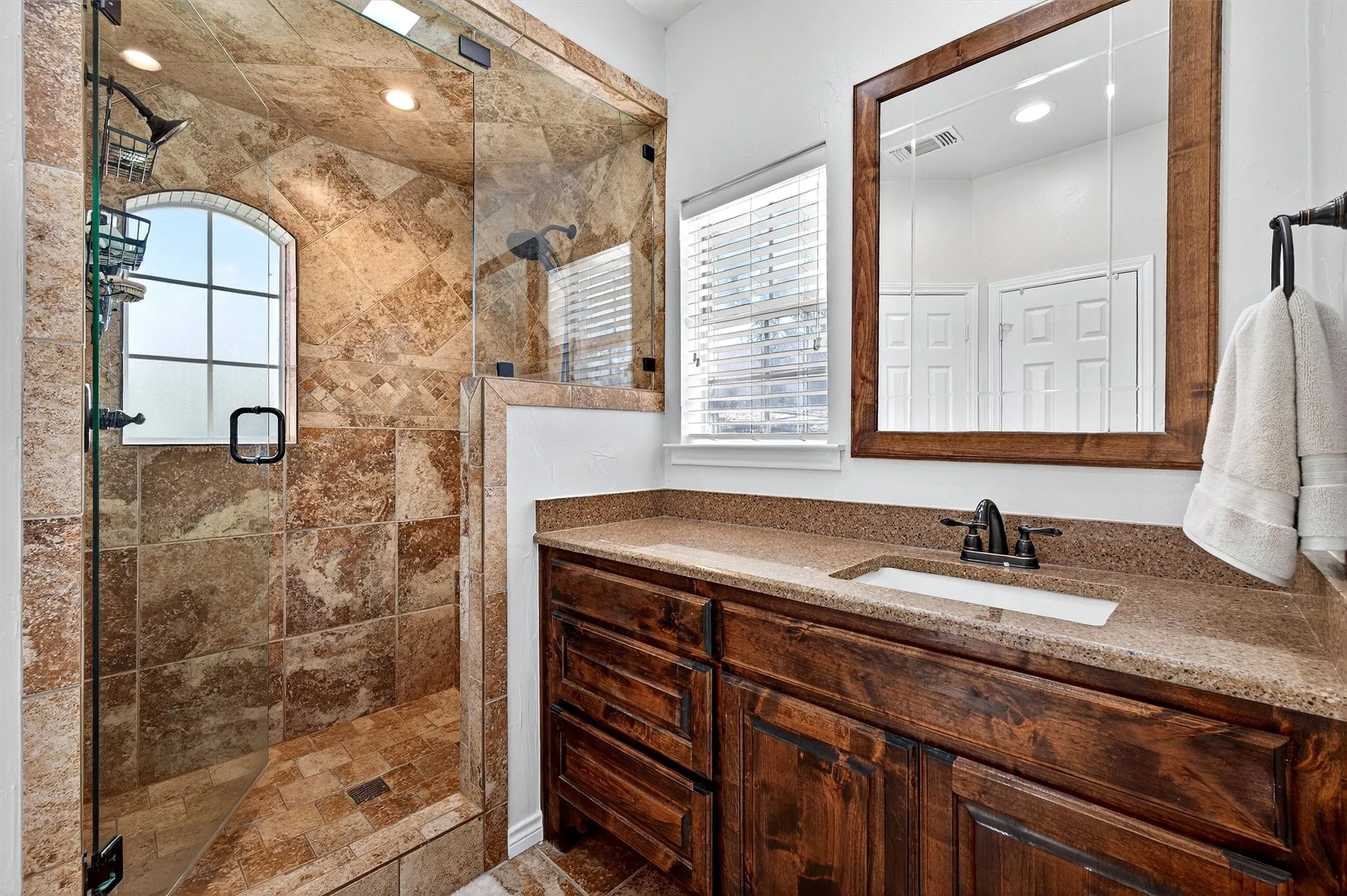 Single Family Residence For Sale in Cooke County , 100 Mohawk Cove, Lake Kiowa, Texas 76240, 3 Bedroom, 3 Bathroom, 2 Garage spaces, 2,550 Sqft, built in 1994, mls#21316302, Real Estate Agent in Lake Kiowa, Homes For Sale in Cooke county, Homes For Sale in Lake Kiowa, Realtor in Lake Kiowa Texas, Real Estate Brokerage Independent Realty Texas, Luminita Cordes Realtor