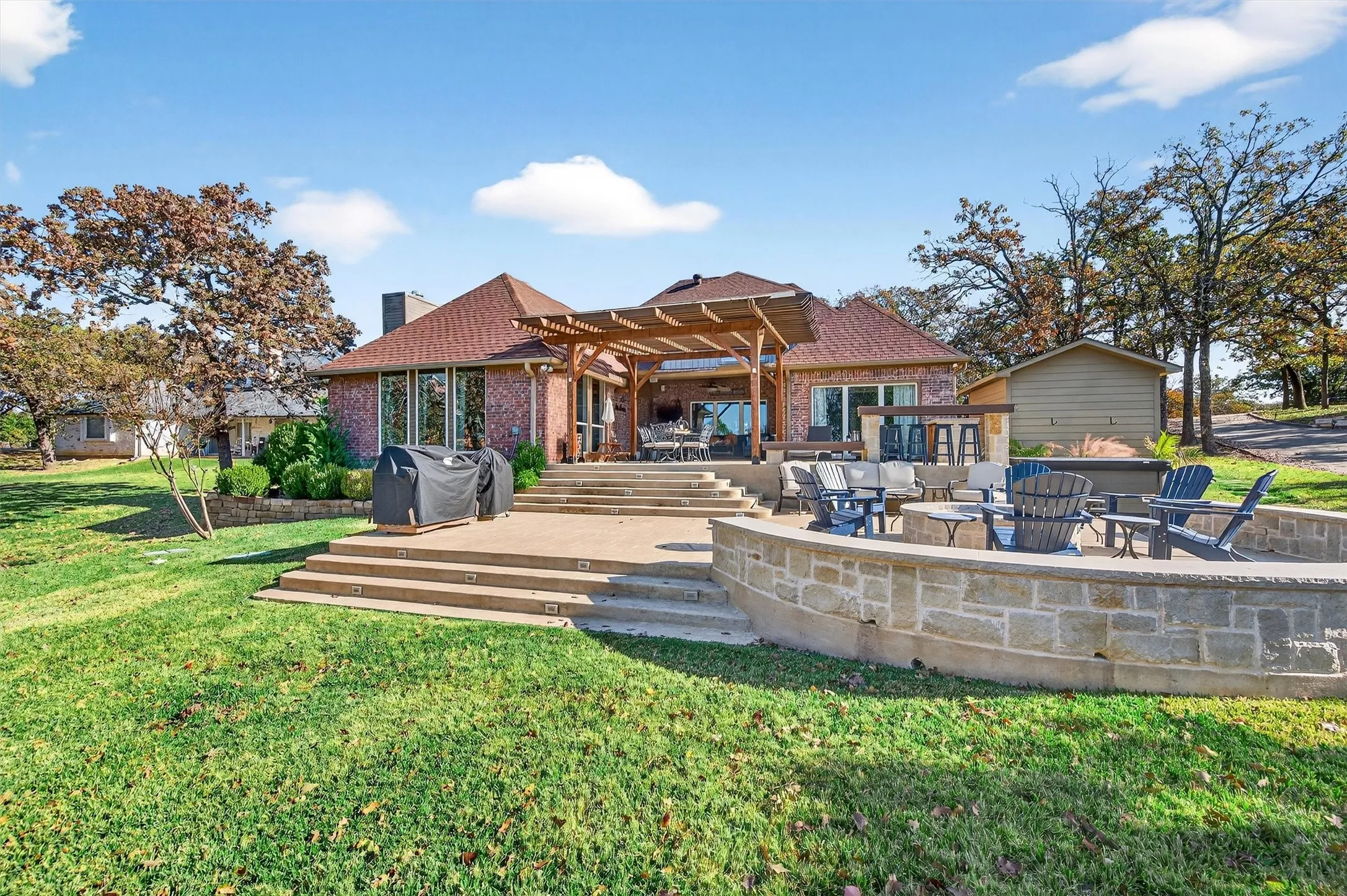 Single Family Residence For Sale in Cooke County , 100 Mohawk Cove, Lake Kiowa, Texas 76240, 3 Bedroom, 3 Bathroom, 2 Garage spaces, 2,550 Sqft, built in 1994, mls#21316302, Real Estate Agent in Lake Kiowa, Homes For Sale in Cooke county, Homes For Sale in Lake Kiowa, Realtor in Lake Kiowa Texas, Real Estate Brokerage Independent Realty Texas, Luminita Cordes Realtor