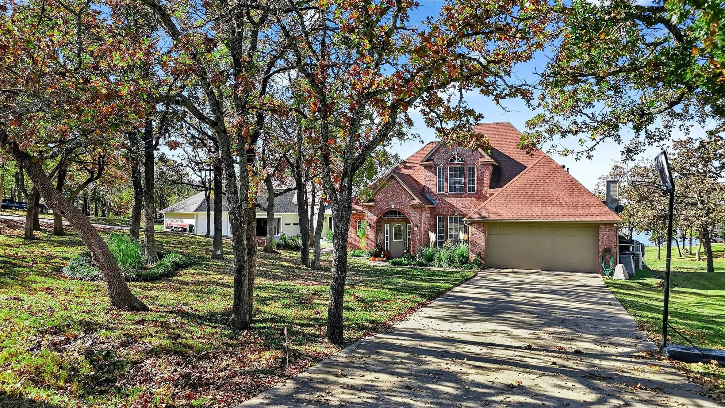 Single Family Residence For Sale in Cooke County , 100 Mohawk Cove, Lake Kiowa, Texas 76240, 3 Bedroom, 3 Bathroom, 2 Garage spaces, 2,550 Sqft, built in 1994, mls#21316302, Real Estate Agent in Lake Kiowa, Homes For Sale in Cooke county, Homes For Sale in Lake Kiowa, Realtor in Lake Kiowa Texas, Real Estate Brokerage Independent Realty Texas, Luminita Cordes Realtor